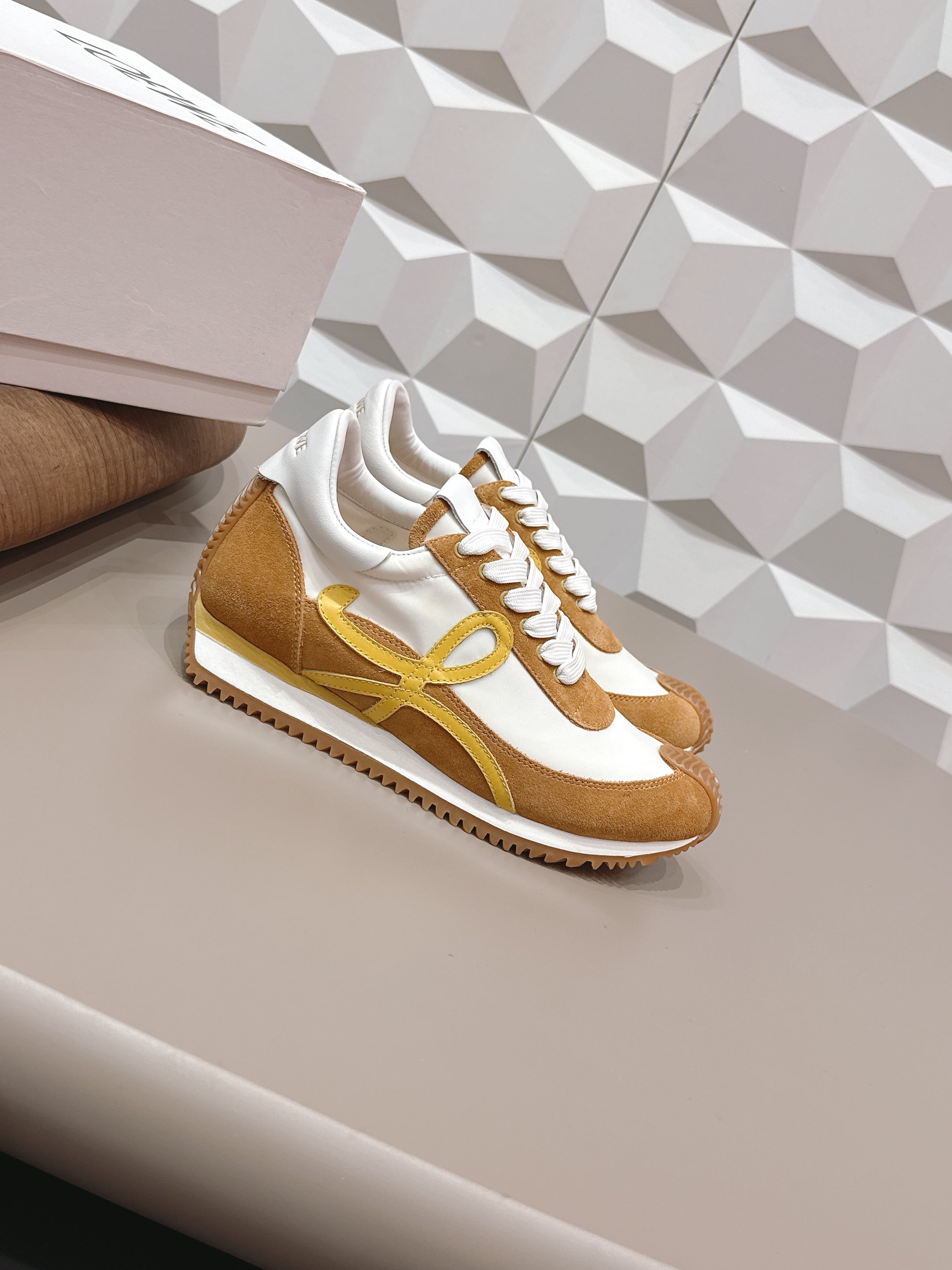 LOEWE 26S FLOW RUNNER SNEAKER IN CARAMEL BROWN AND WHITE SUEDE AND WHITE CALFSKIN