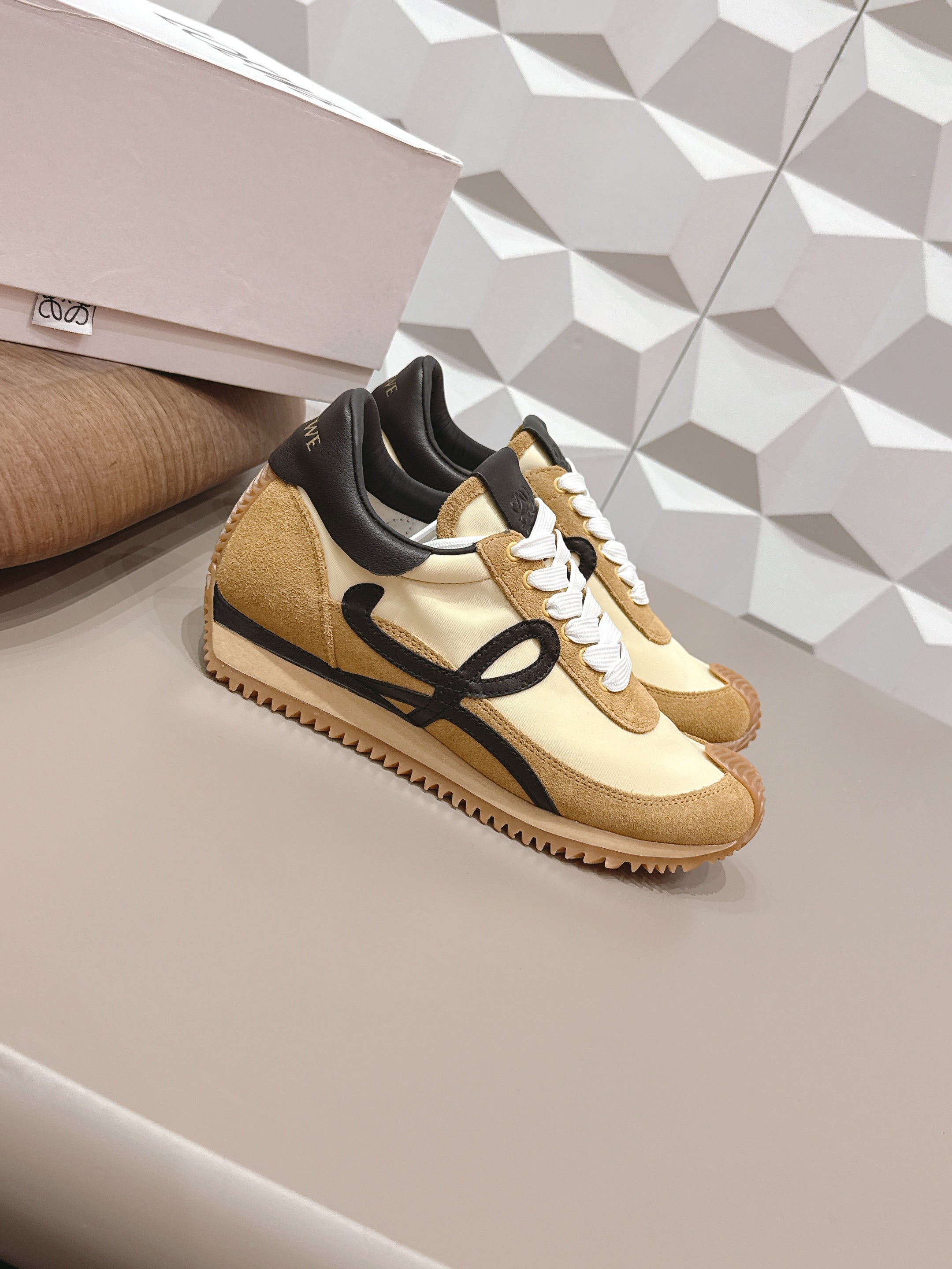 LOEWE 26S FLOW RUNNER SNEAKER IN TAN BROWN SUEDE AND BLACK CALFSKIN