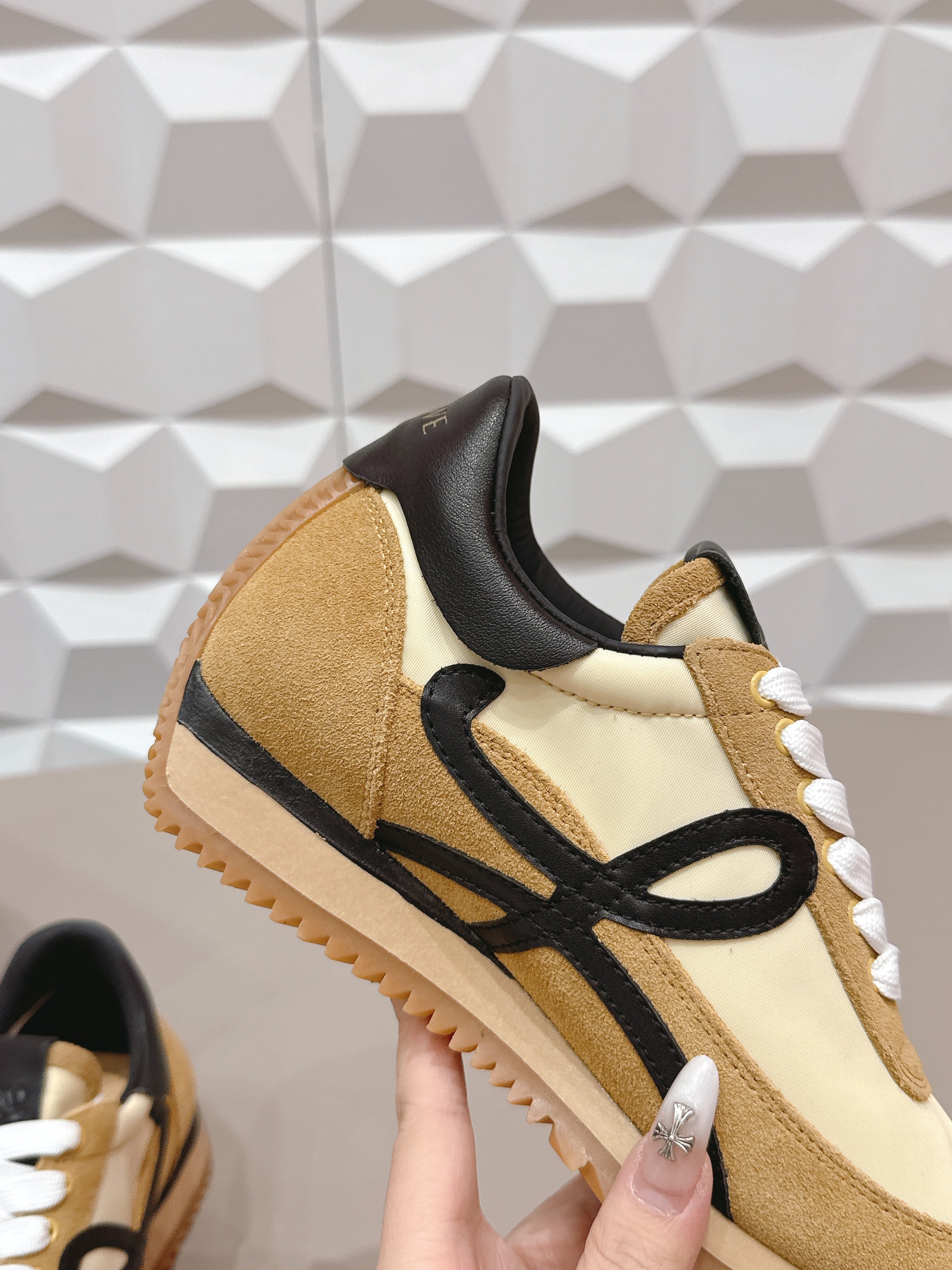 LOEWE 26S FLOW RUNNER SNEAKER IN TAN BROWN SUEDE AND BLACK CALFSKIN