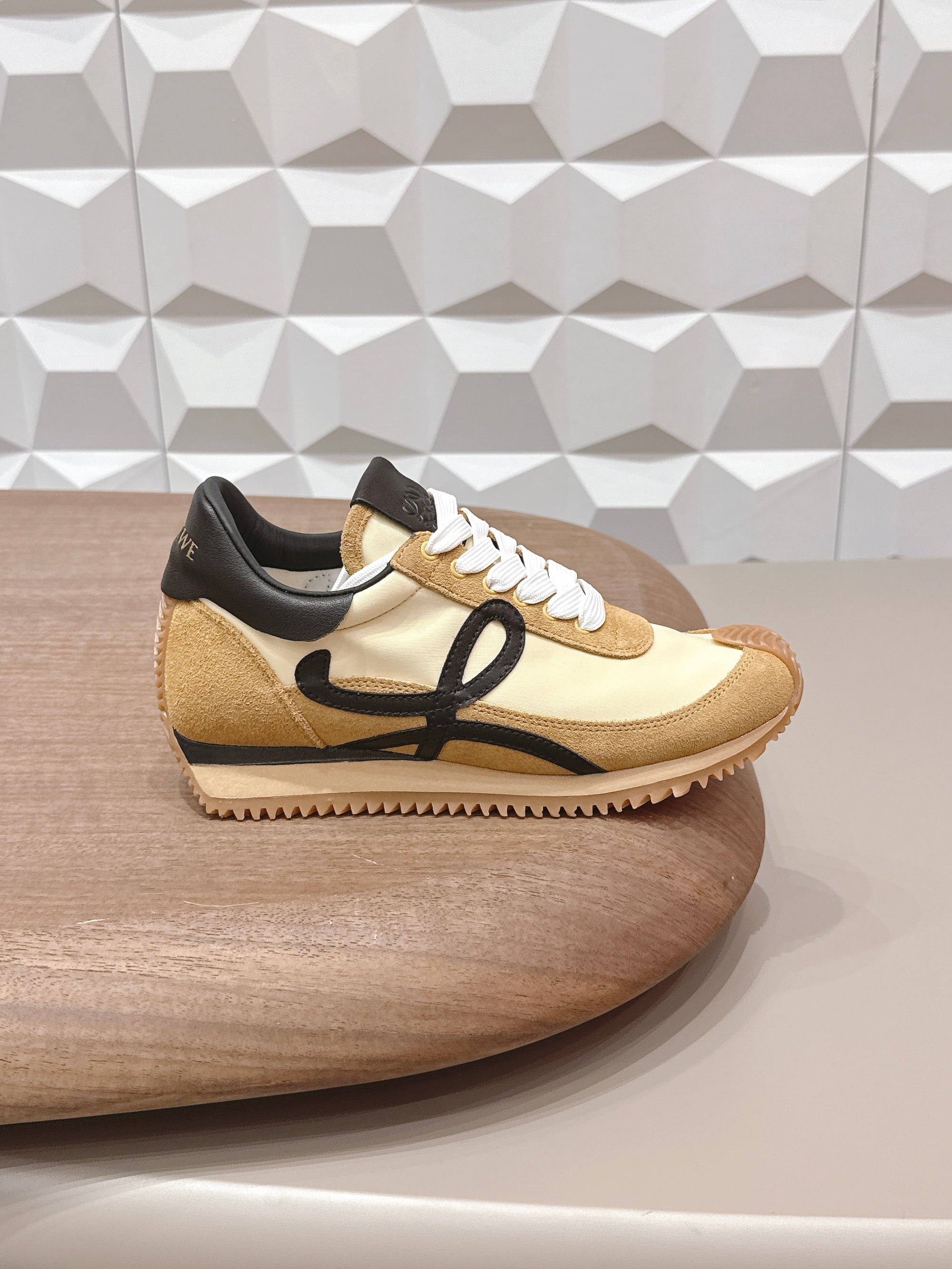 LOEWE 26S FLOW RUNNER SNEAKER IN TAN BROWN SUEDE AND BLACK CALFSKIN