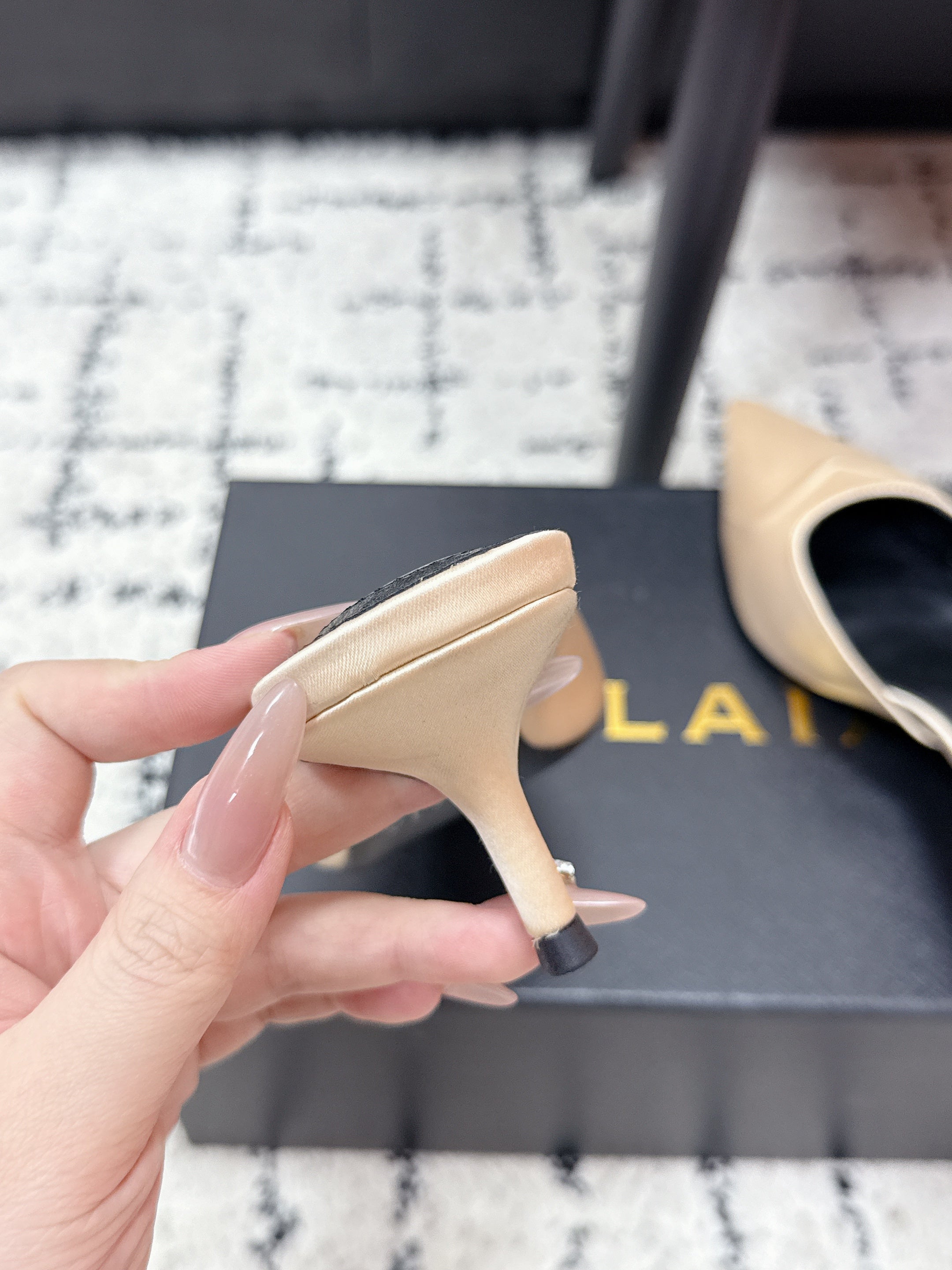 ALAIA 26S HEELED MULES 65 MM IN IVORY BEIGE SATIN