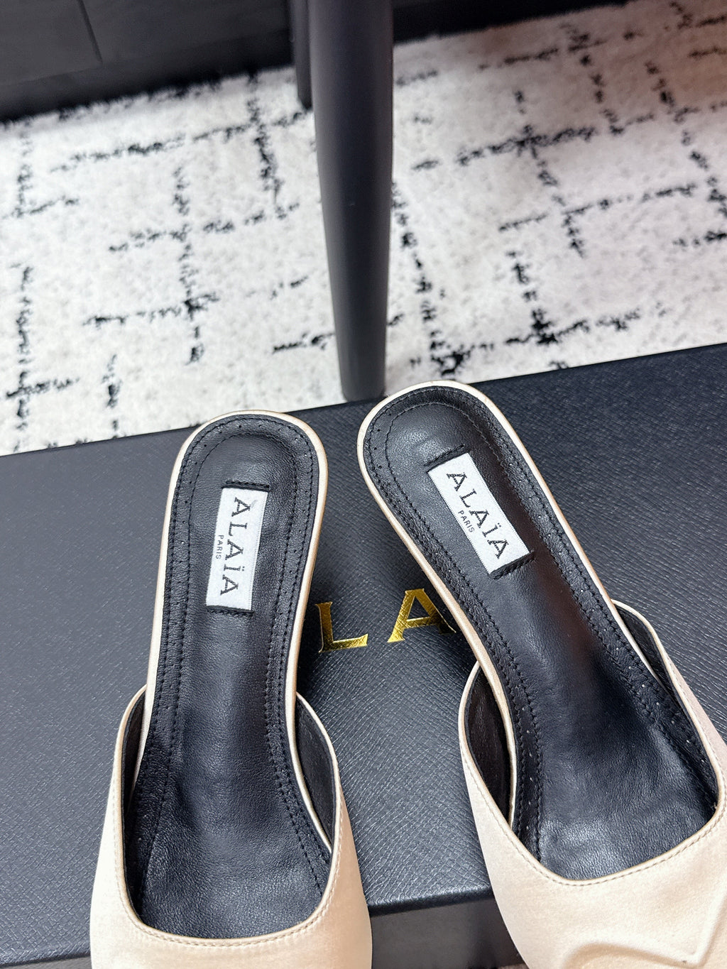 ALAIA 26S HEELED MULES 65 MM IN IVORY BEIGE SATIN