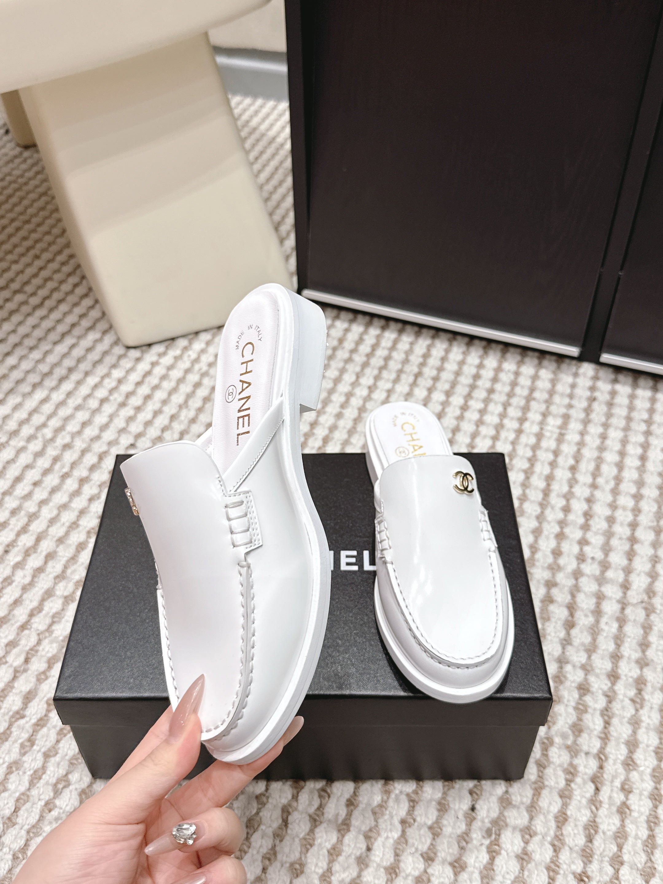CHANEL 26S LOAFER MULES IN WHITE GLOSSY CALFSKIN