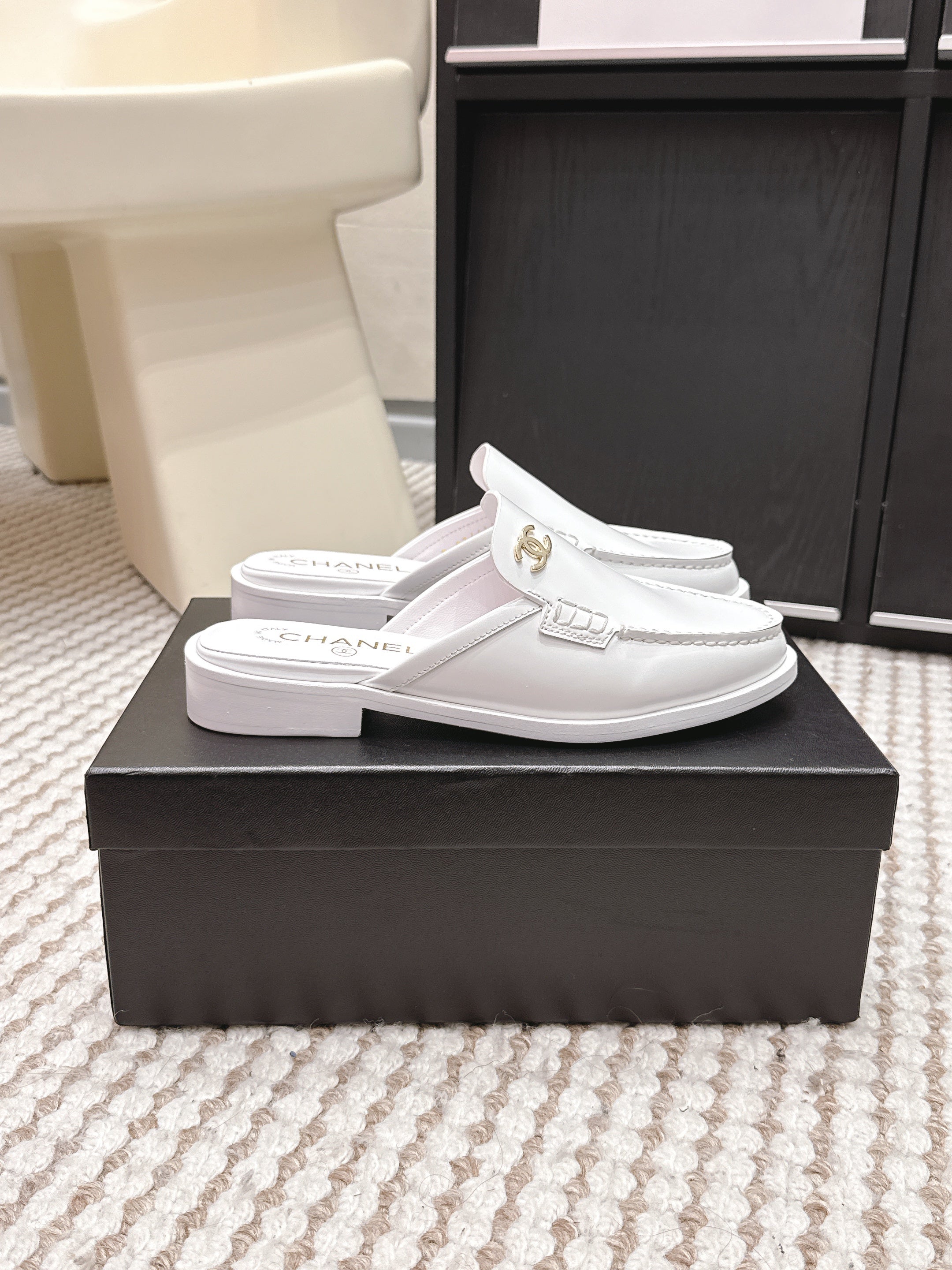 CHANEL 26S LOAFER MULES IN WHITE GLOSSY CALFSKIN