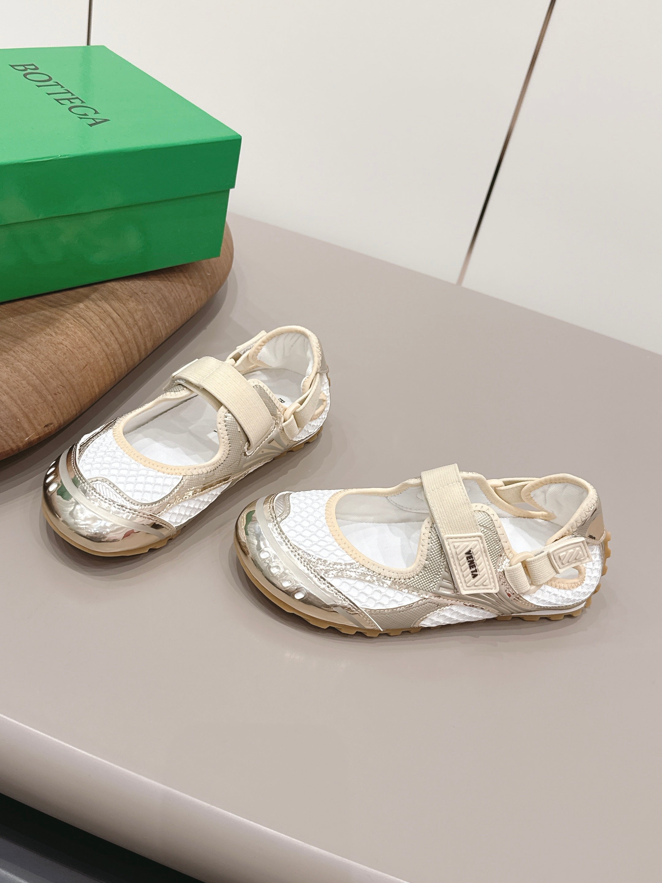 BOTTEGA VENETA 26S ORBIT FLASH MARY JANE IN BEIGE AND WHITE BREATHABLE MESH