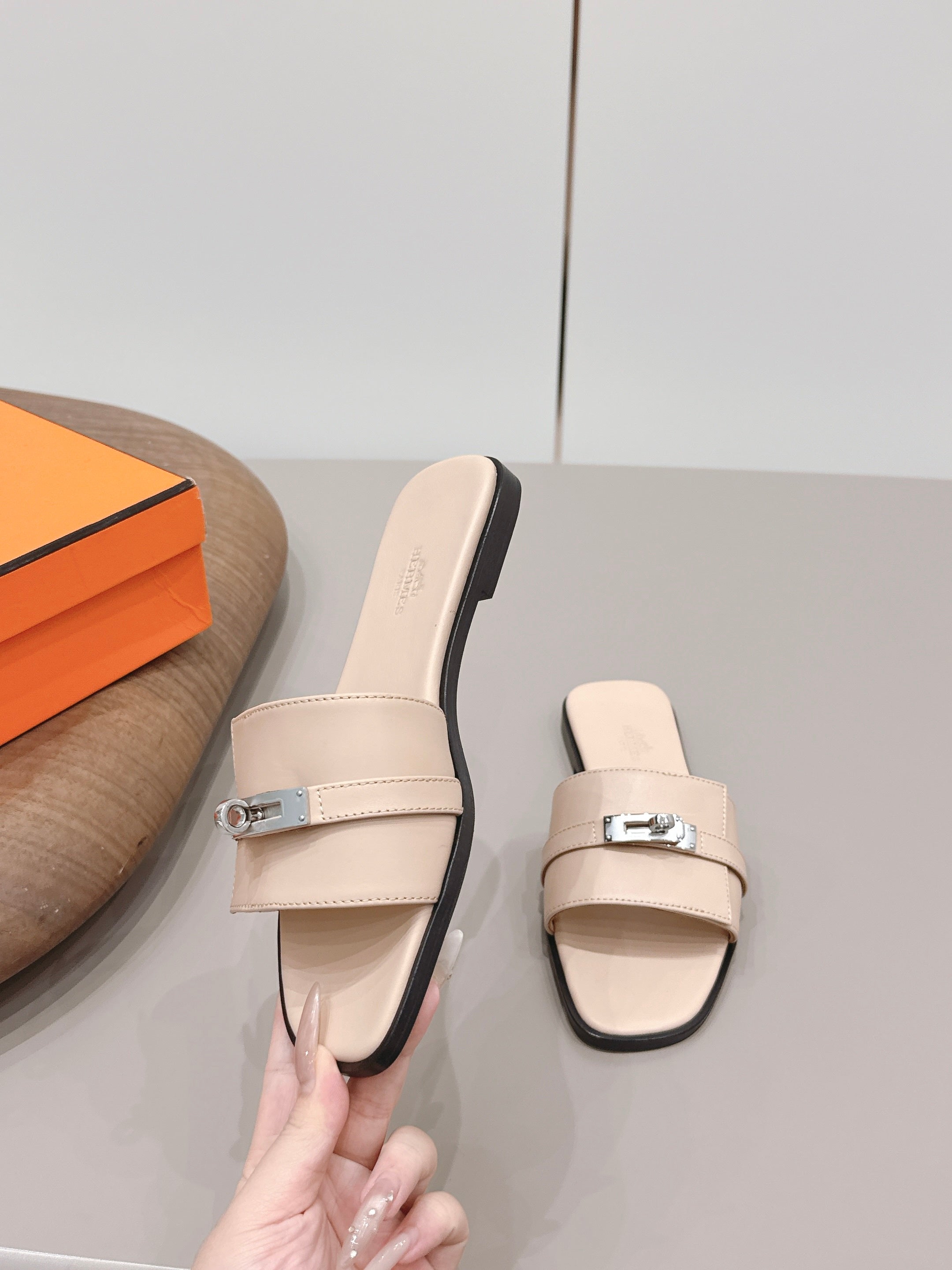 HM 26S GIULIA SANDAL IN NUDE BEIGE CALFSKIN SILVER HARDWARE