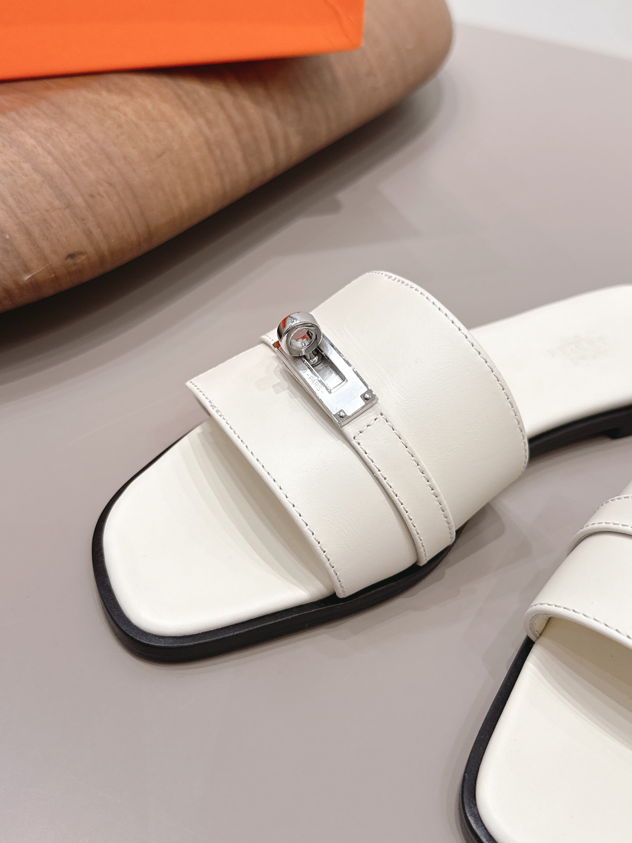 HM 26S GIULIA SANDAL IN IVORY WHITE CALFSKIN SILVER HARDWARE