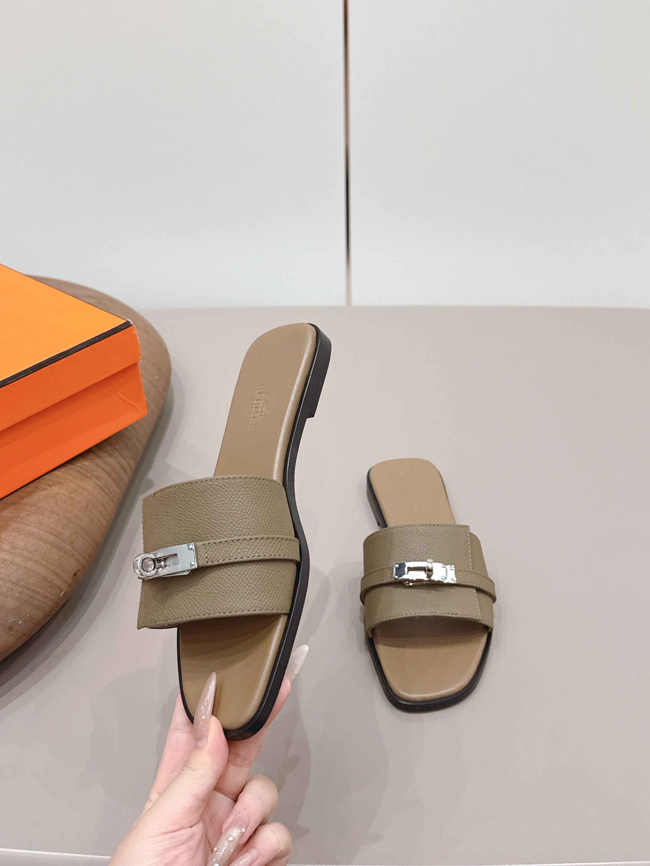 HM 26S GIULIA SANDAL IN OLIVE BROWN EPSOM CALFSKIN SILVER HARDWARE