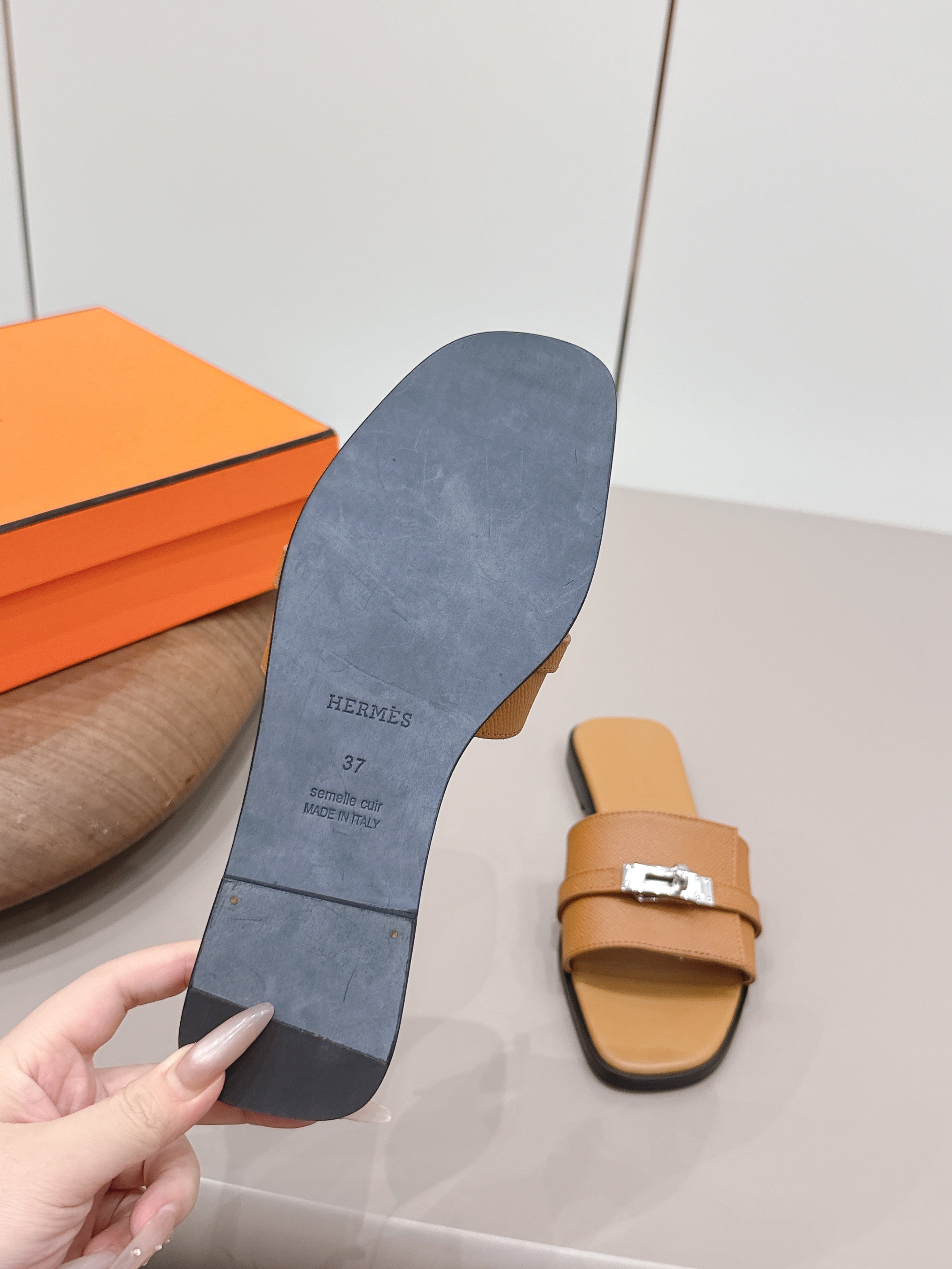 HM 26S GIULIA SANDAL IN CARAMEL BROWN EPSOM CALFSKIN SILVER HARDWARE