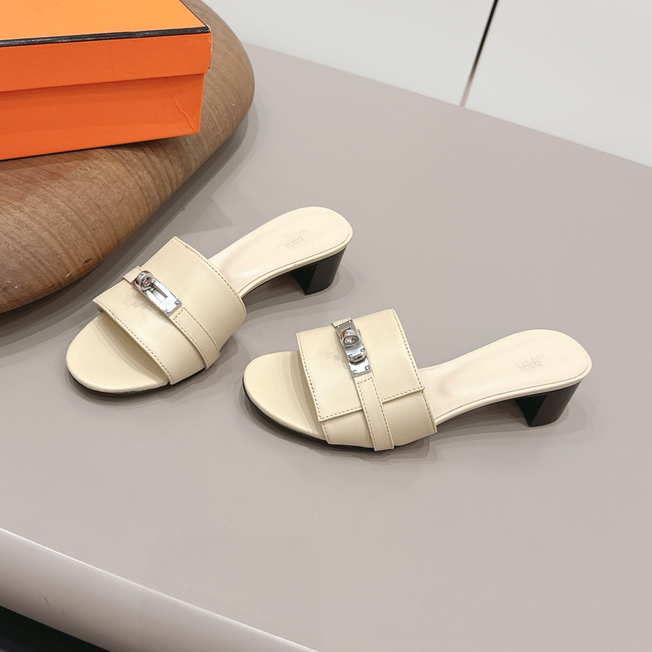 HM 26S KELLY HEEL SANDAL 50MM IN LIGHT YELLOW CALFSKIN SILVER HARDWARE