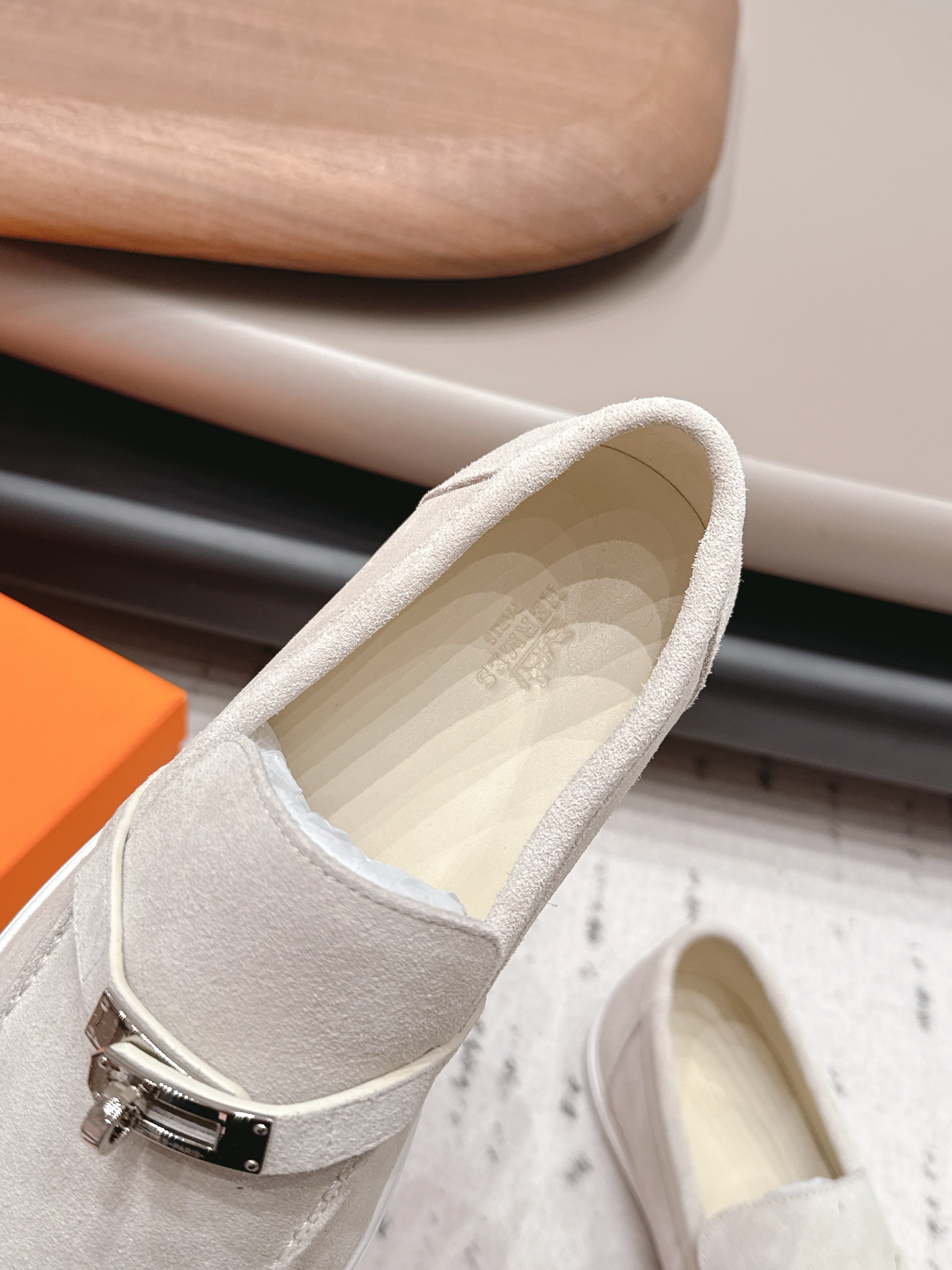 HM 26S KELLY PARIS LOAFERS IN CREAM WHITE SUEDE SILVER HARDWARE