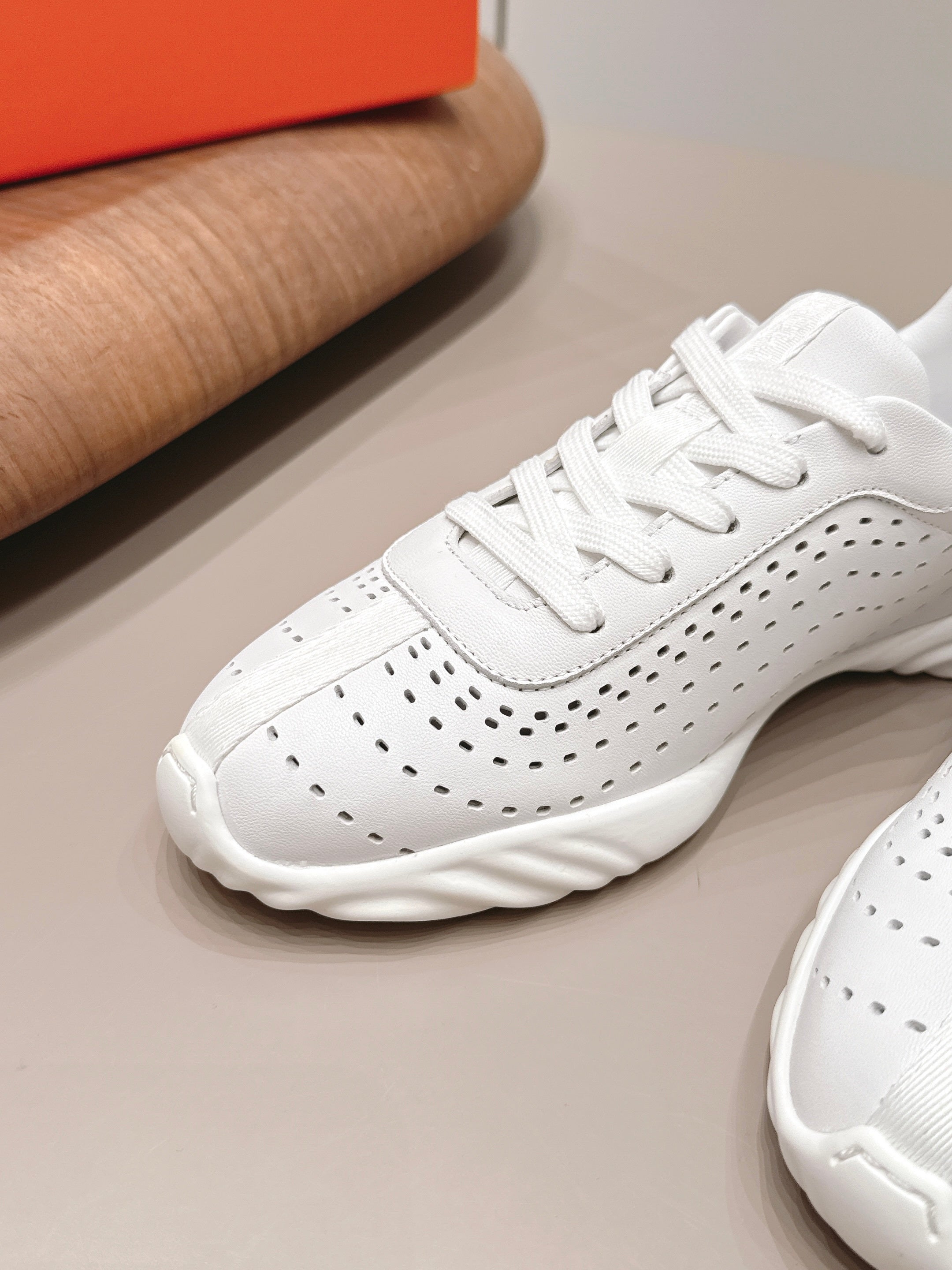 HM 26S TRAIL SNEAKERS IN WHITE PERFORATED CALFSKIN