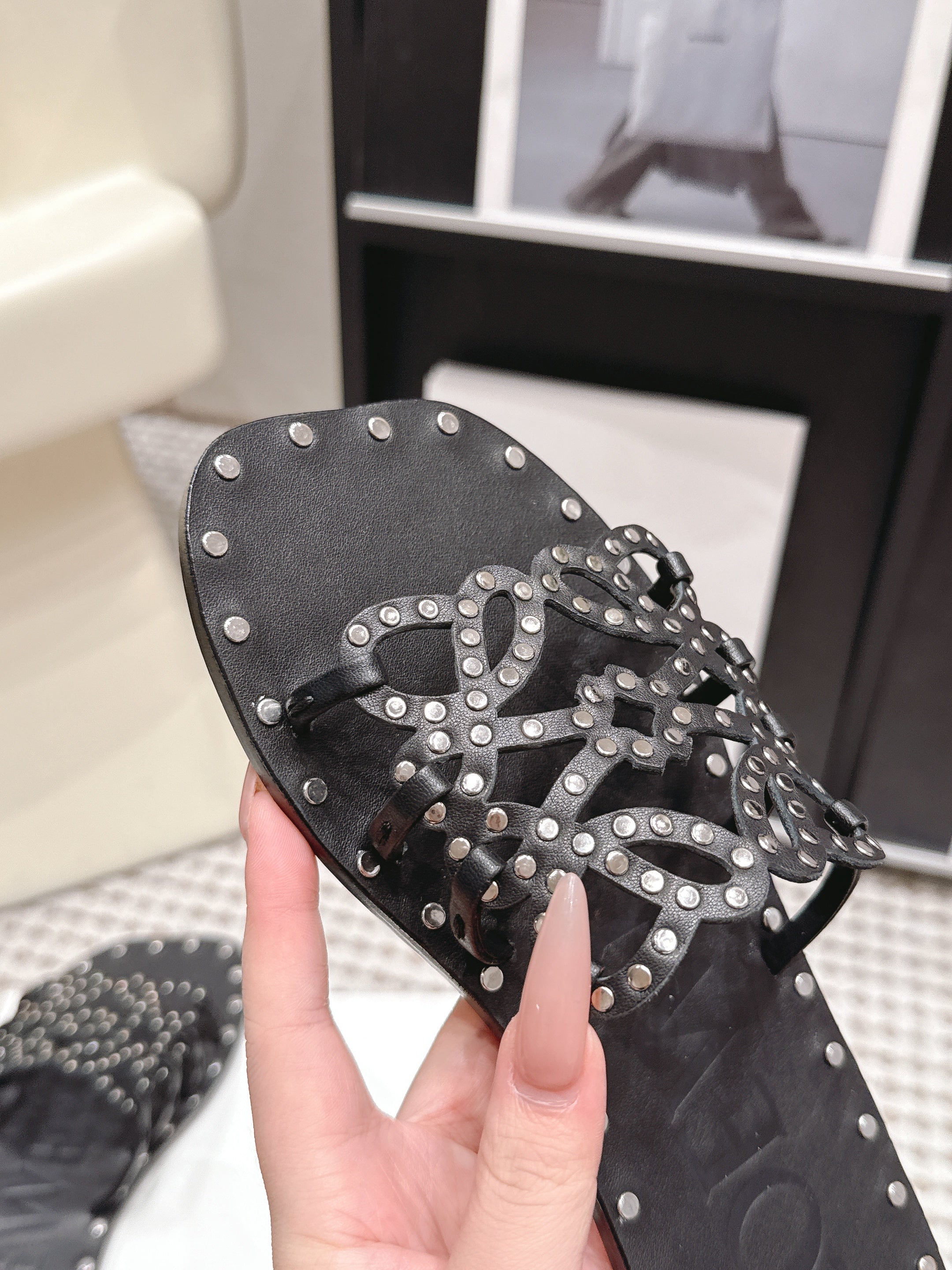 LOEWE 26S PETAL ANAGRAM SLIDE IN BLACK CALFSKIN WITH STUDS