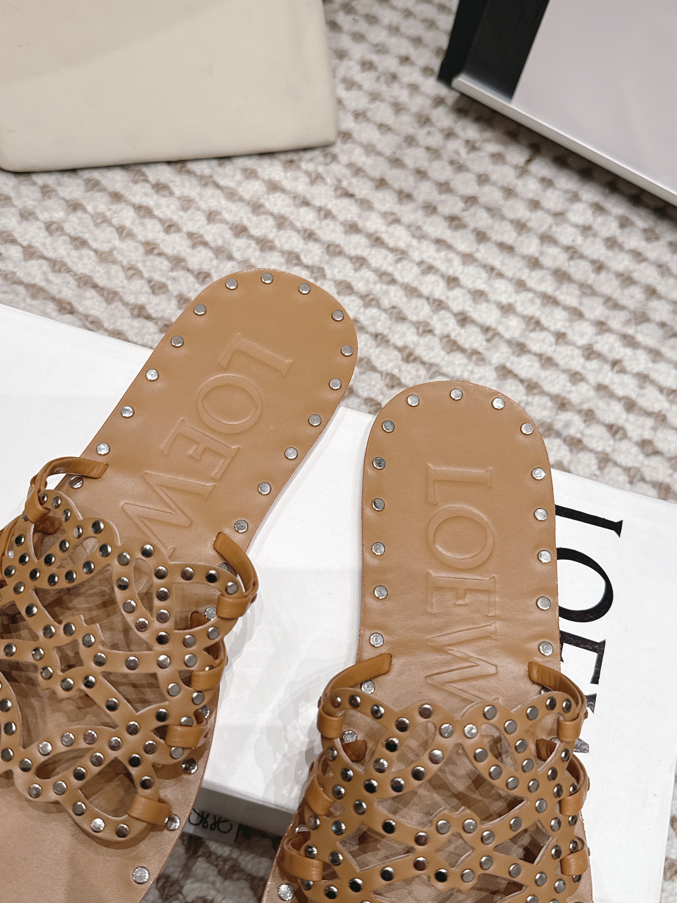 LOEWE 26S PETAL ANAGRAM SLIDE IN TAN BROWN CALFSKIN WITH STUDS