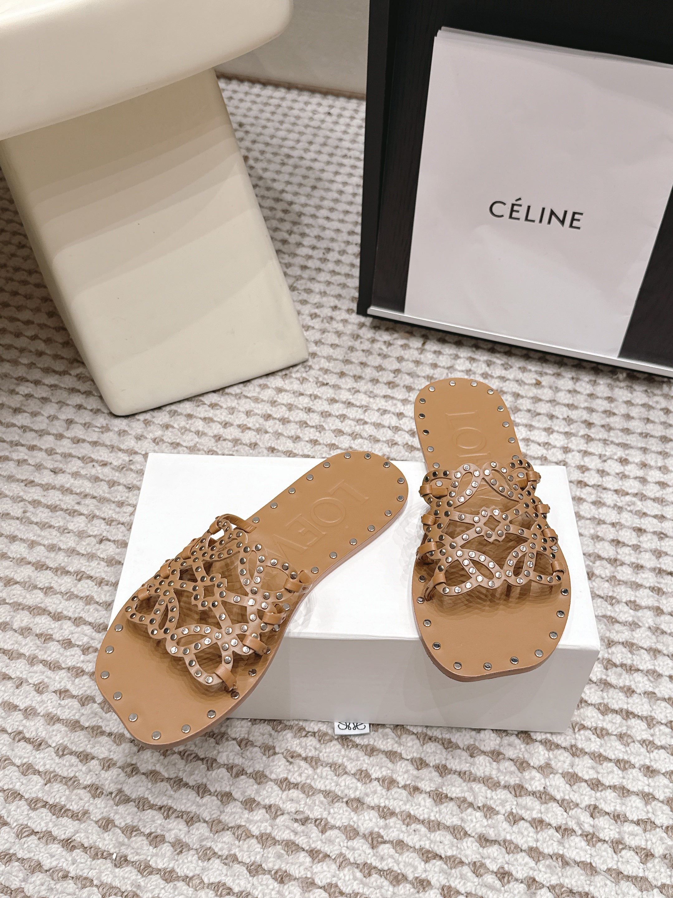 LOEWE 26S PETAL ANAGRAM SLIDE IN TAN BROWN CALFSKIN WITH STUDS