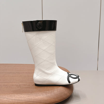 CHANEL 26S KNEE HIGH BOOTS IN WHITE QUILTED CALFSKIN AND BLACK PATENT CUFF