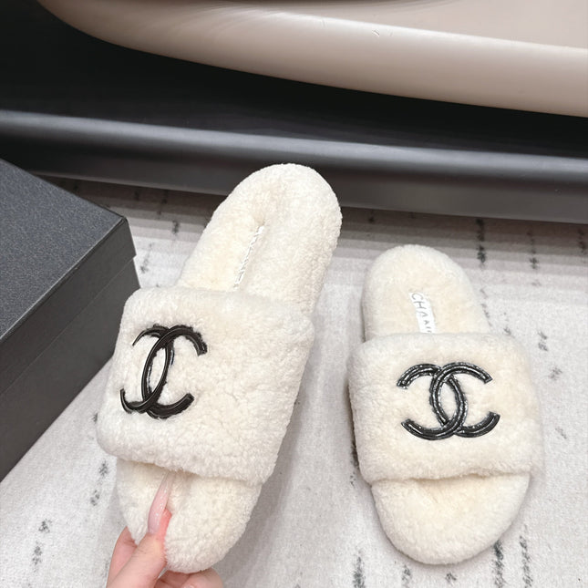 CHANEL 26S SLIDE MULES IN WHITE SHEARLING AND BLACK CC LOGO