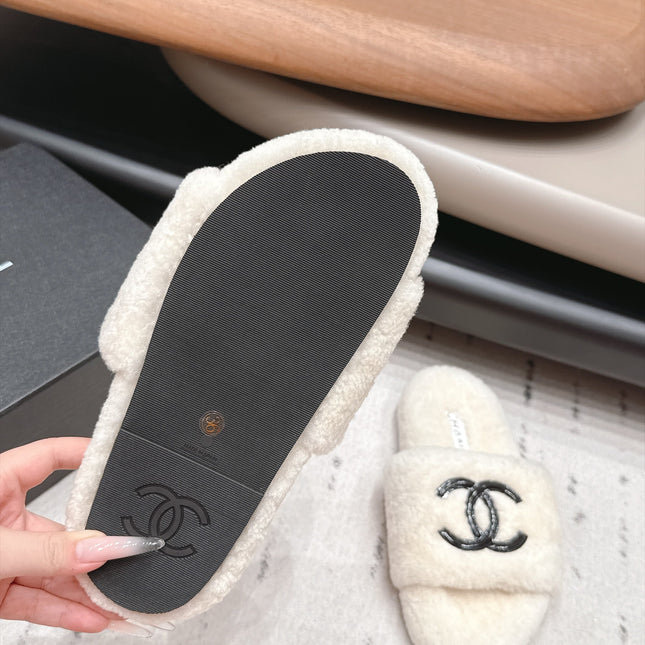 CHANEL 26S SLIDE MULES IN WHITE SHEARLING AND BLACK CC LOGO