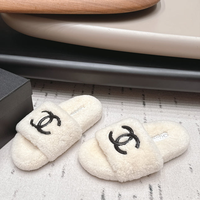 CHANEL 26S SLIDE MULES IN WHITE SHEARLING AND BLACK CC LOGO