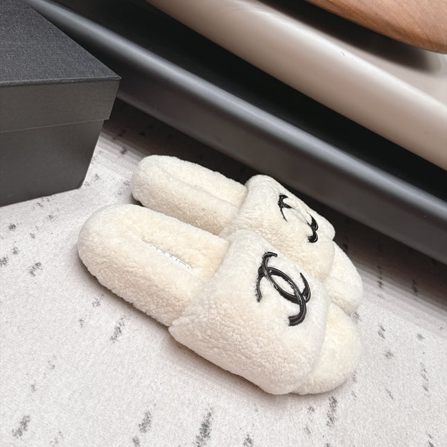 CHANEL 26S SLIDE MULES IN WHITE SHEARLING AND BLACK CC LOGO