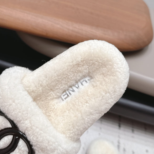 CHANEL 26S SLIDE MULES IN WHITE SHEARLING AND BLACK CC LOGO