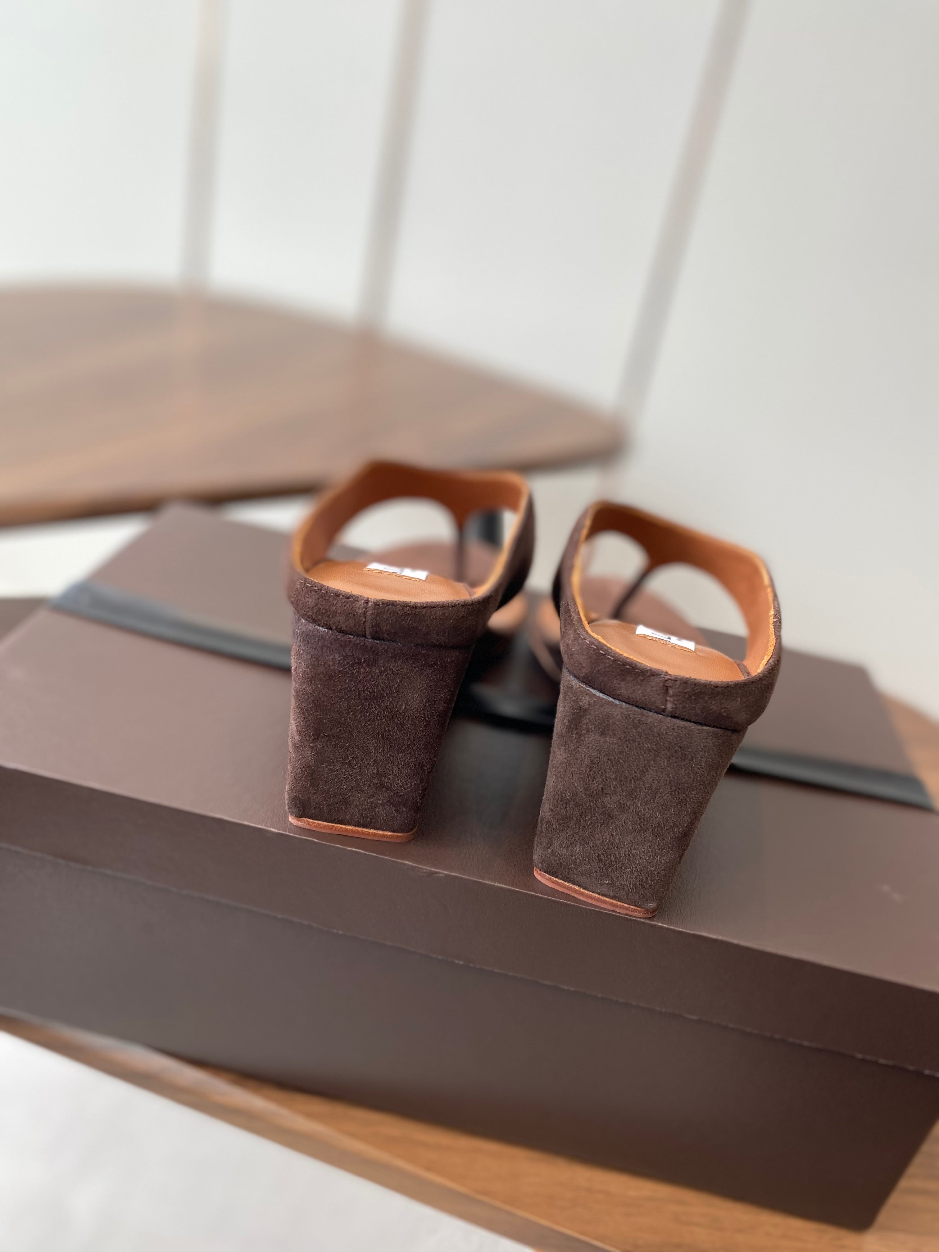 ALAIA WEDGE THONG SANDALS 25S IN BROWN SUEDE