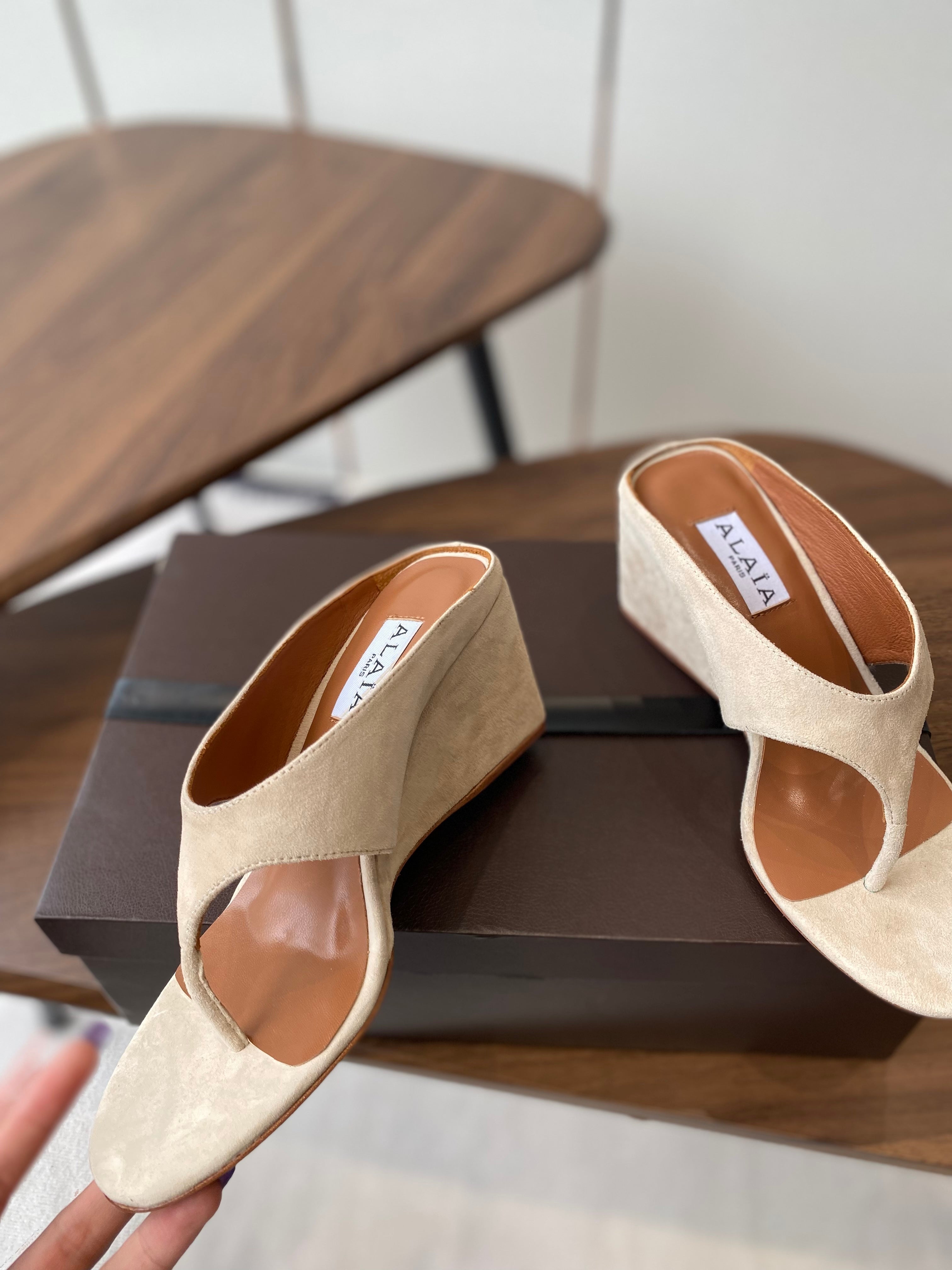 ALAIA WEDGE THONG SANDALS 25S IN LIGHT BEIGE SUEDE