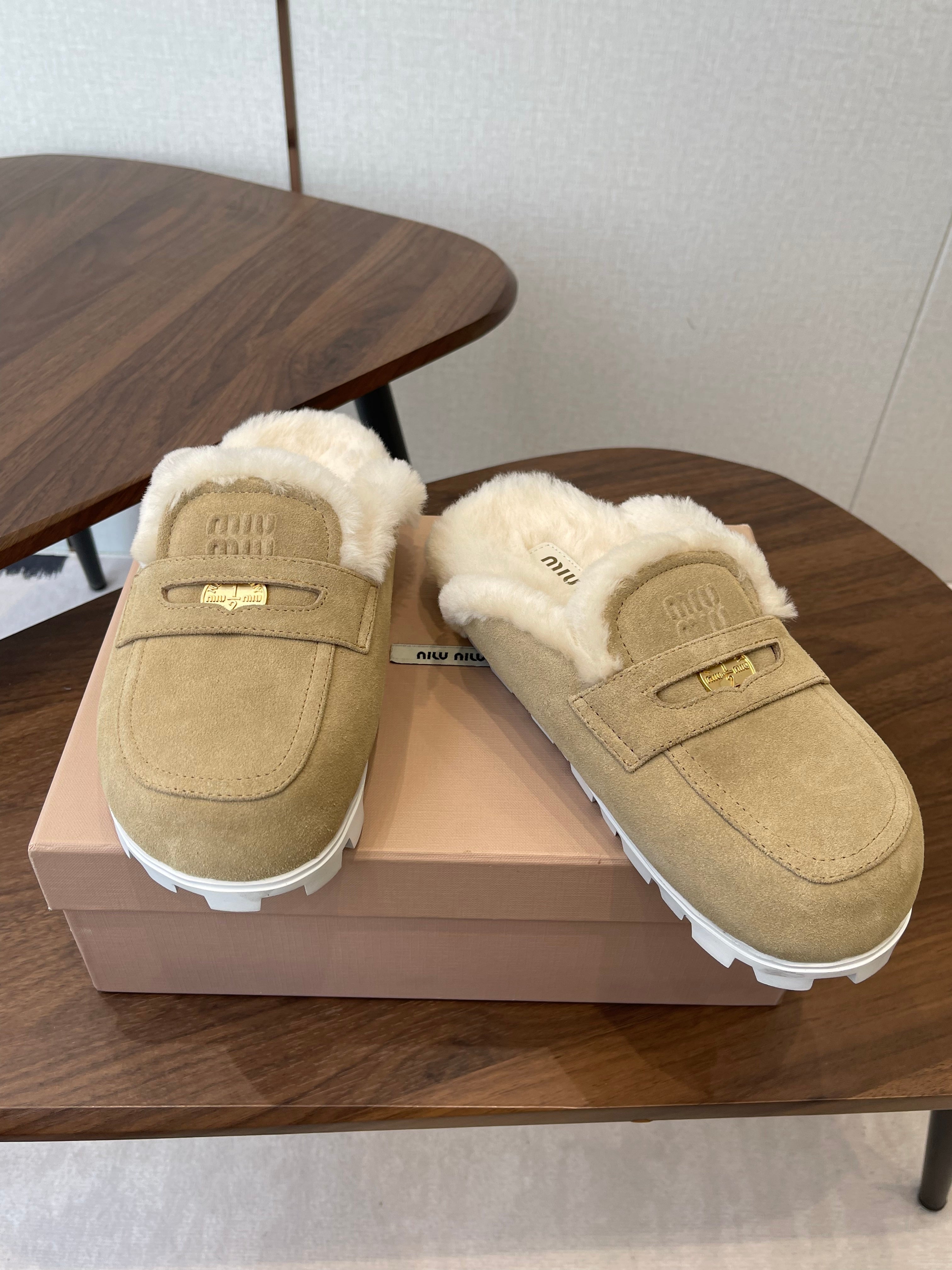 MIUMIU 25S MULES SLIPPERS SHEEPWOOL IN LIGHT BROWN SUEDE