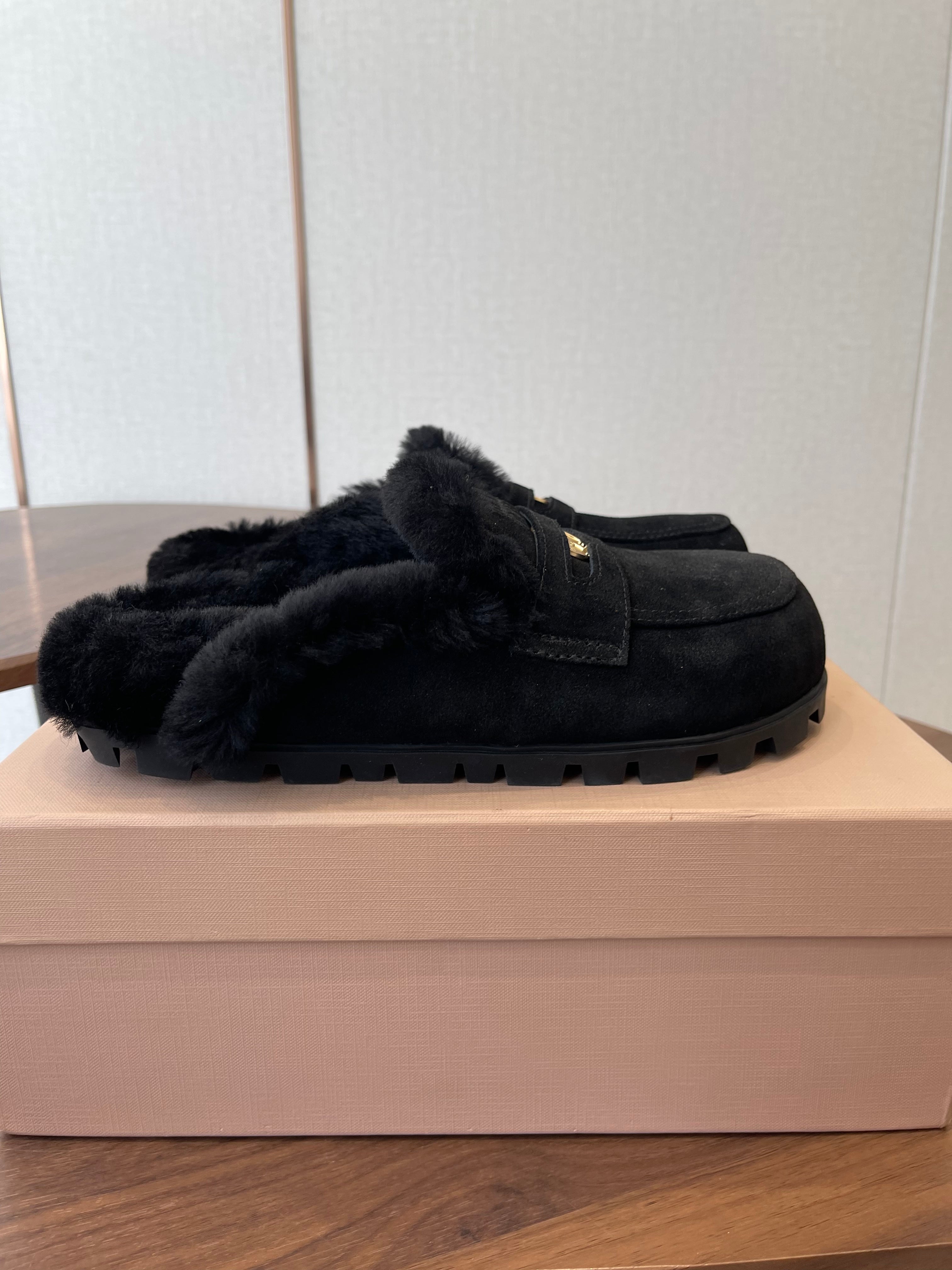 MIUMIU 25S MULES SLIPPERS SHEEPWOOL IN BLACK SUEDE