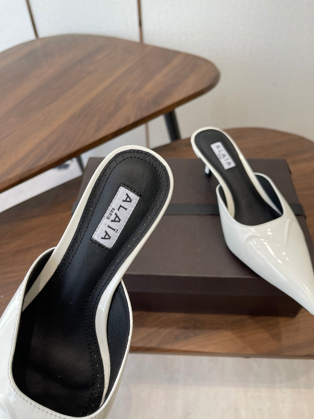 ALAIA 26S HEELED MULES 50 MM IN WHITE GLOSSY CALFSKIN