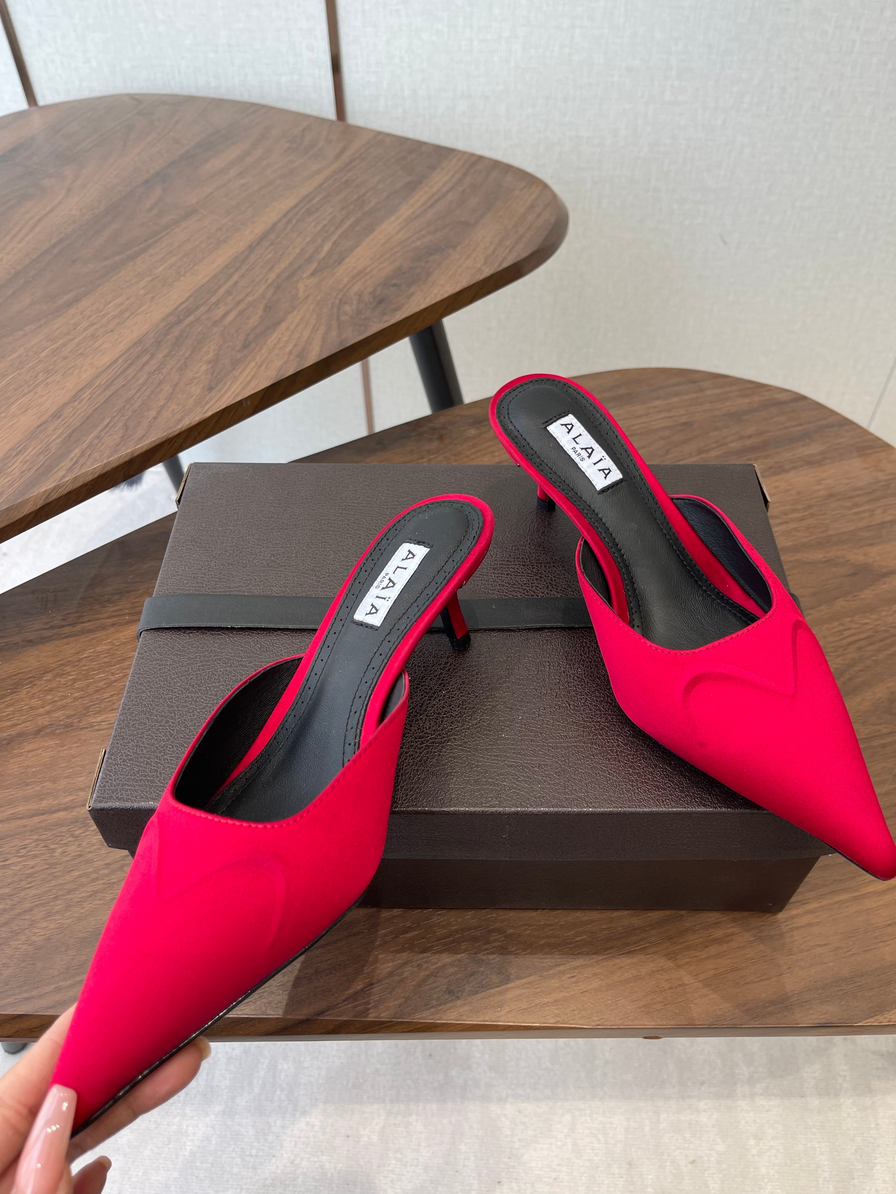 ALAIA 26S HEELED MULES 50 MM IN RED FABRIC
