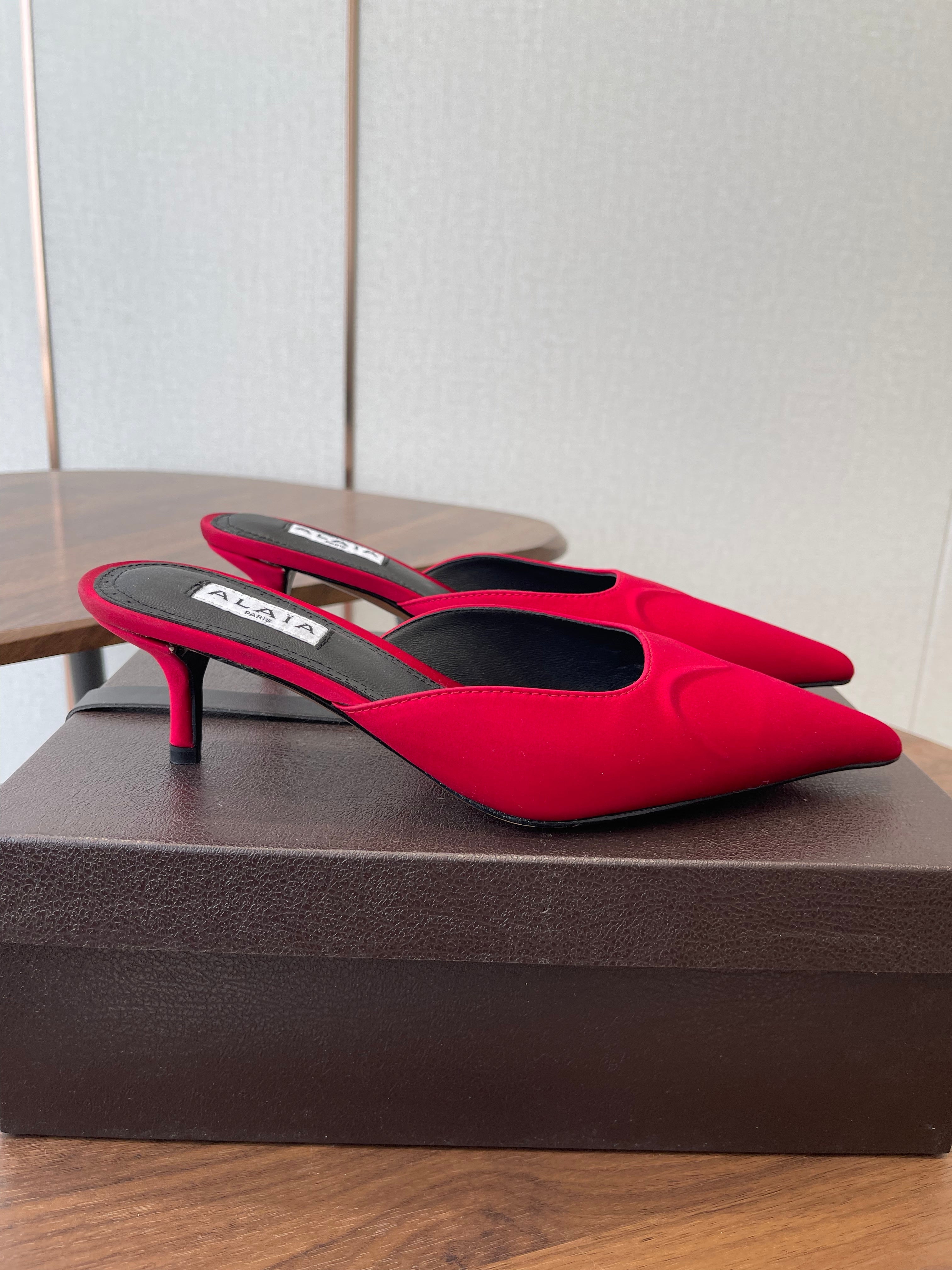 ALAIA 26S HEELED MULES 50 MM IN RED FABRIC