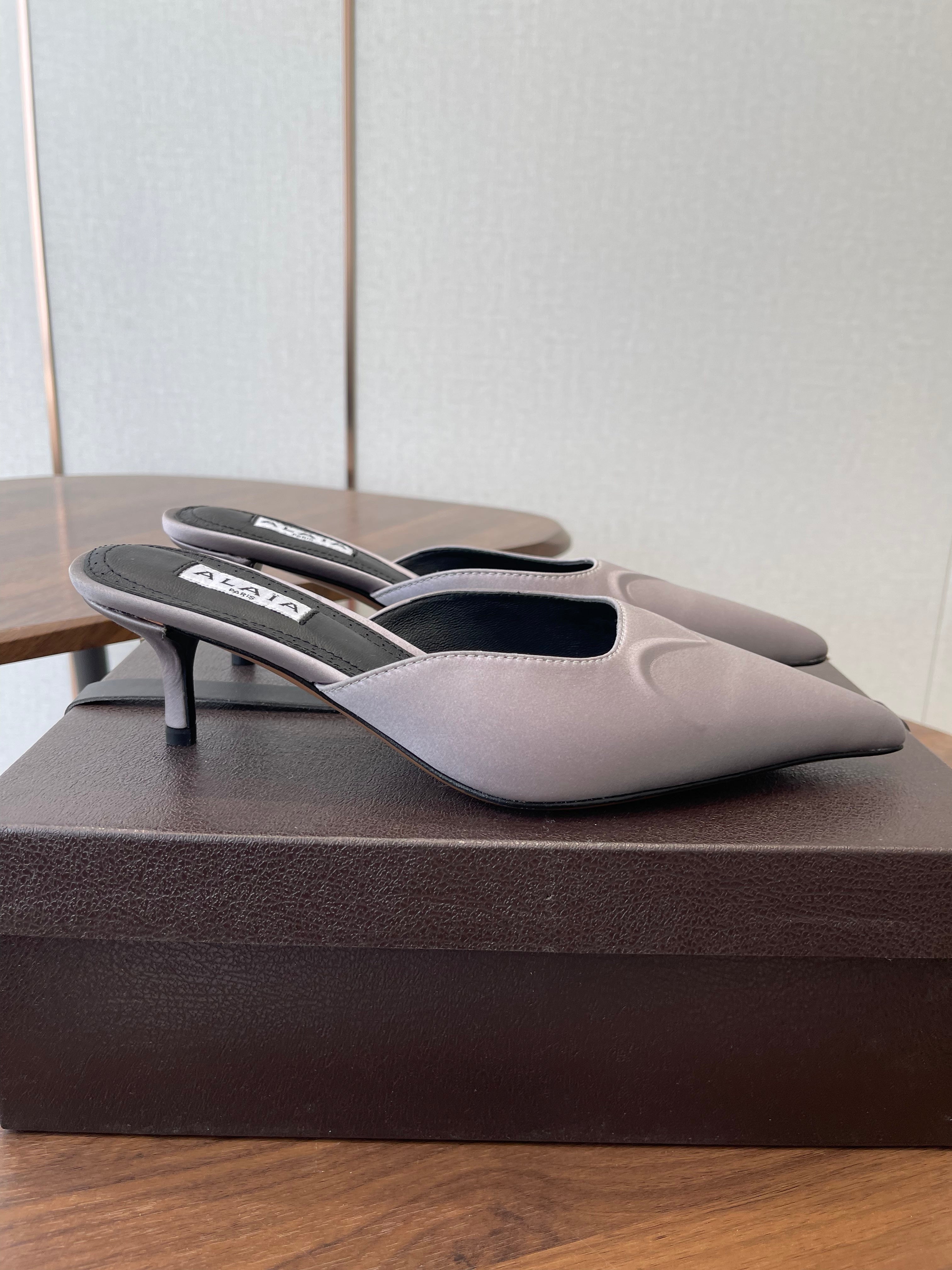 ALAIA 26S HEELED MULES 50 MM IN LAVENDER GREY FABRIC