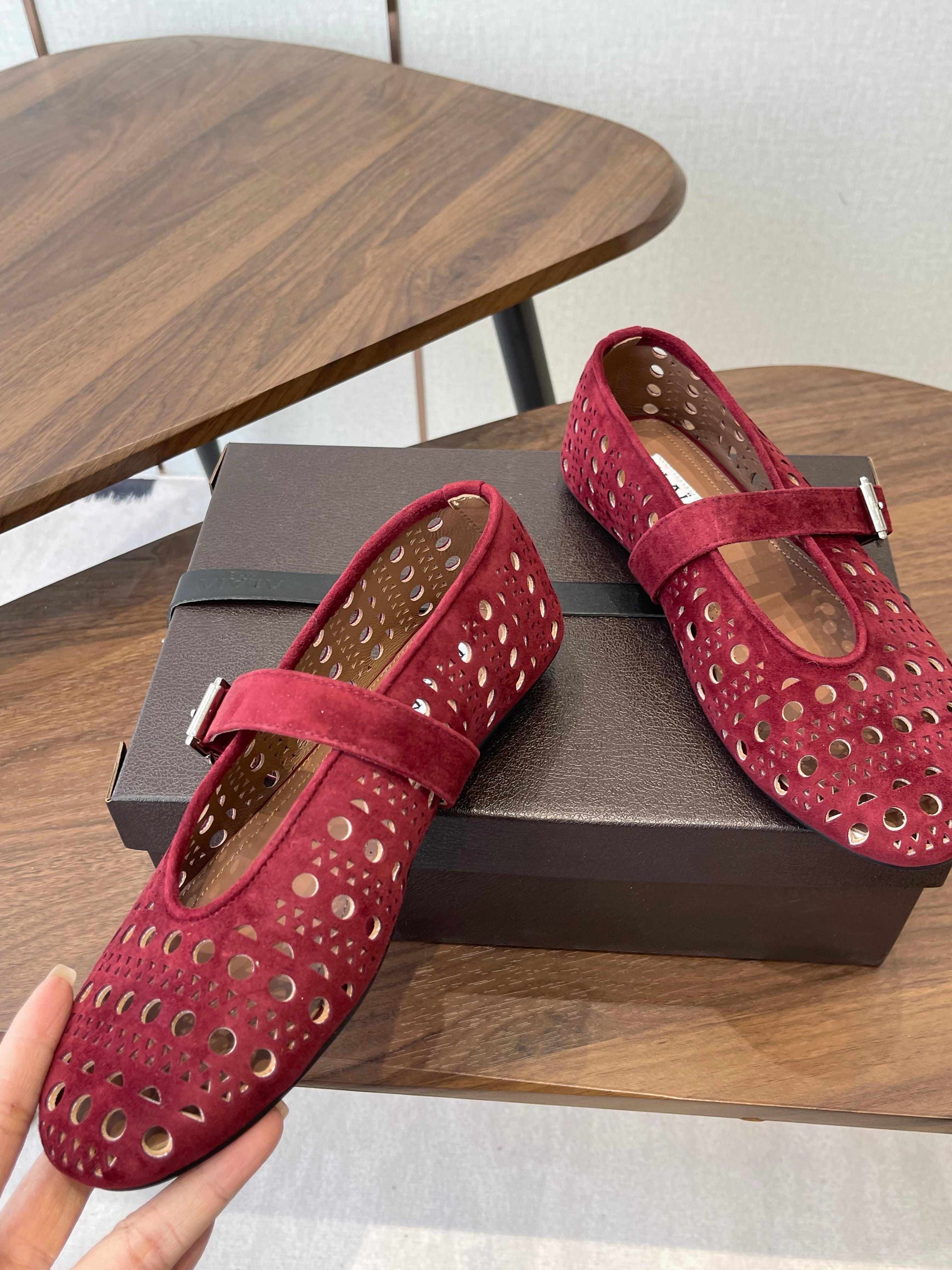 ALAIA 26S MARY JANE FLATS IN DARK RED SUEDE