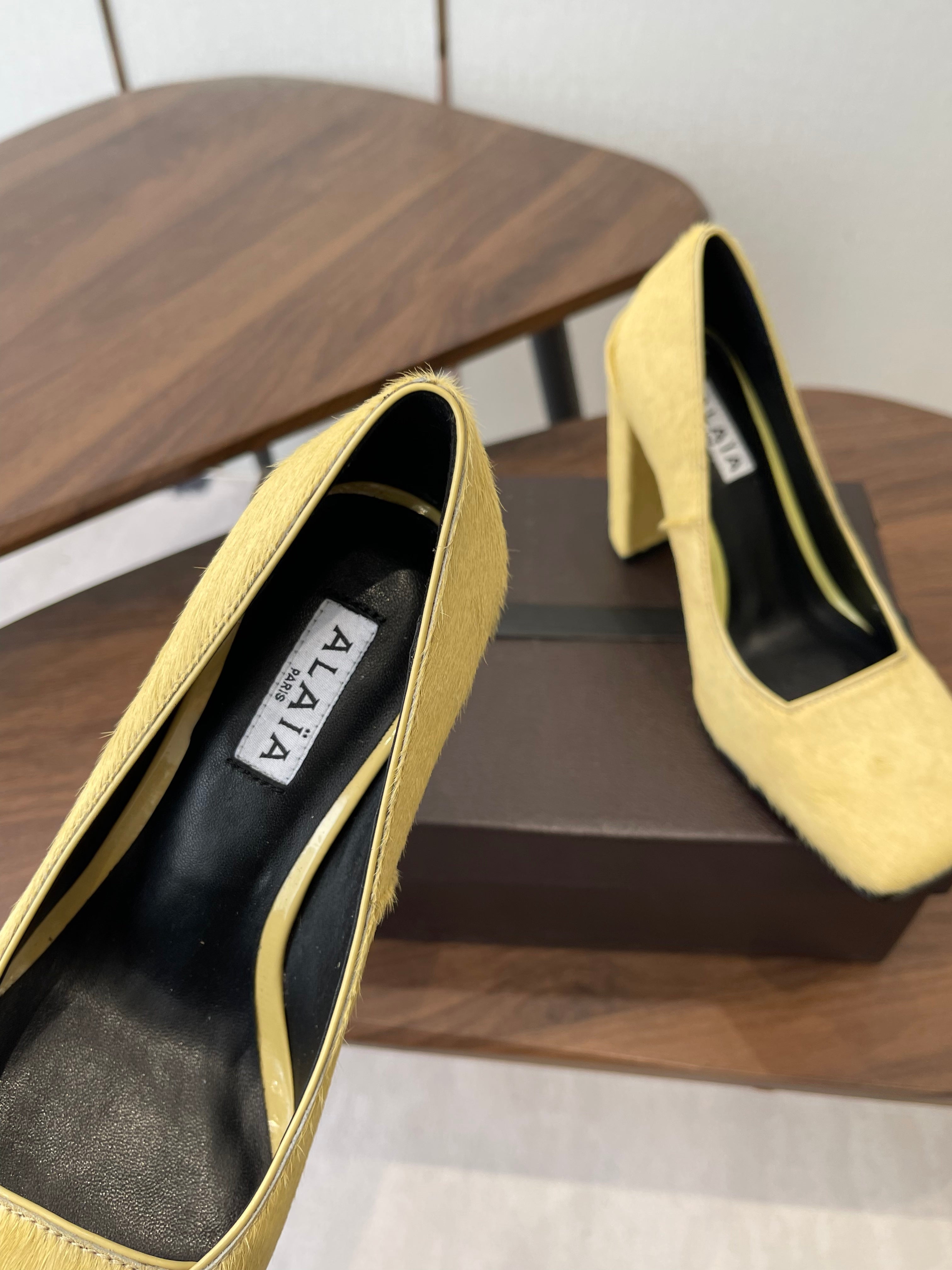 ALAIA 26S SQUARE-TOE HIGH HEELS 95 MM IN YELLOW PONY HAIR