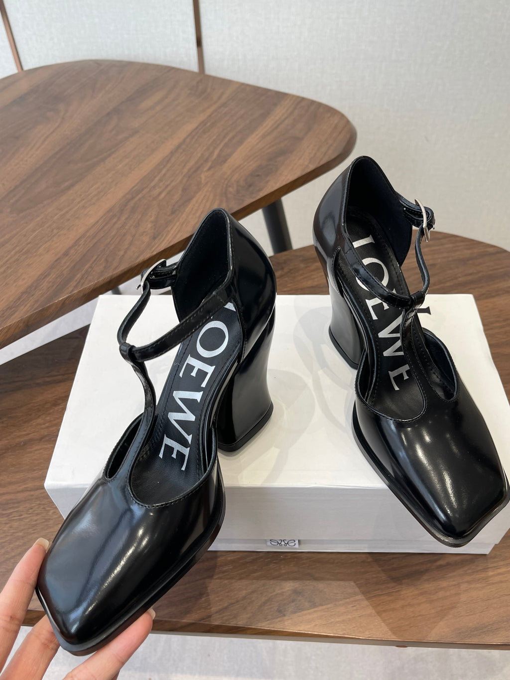 LOEWE 26S ONDA 90MM T-STRAP HIGH-HEEL SHOES IN BLACK GLOSSY CALFSKIN