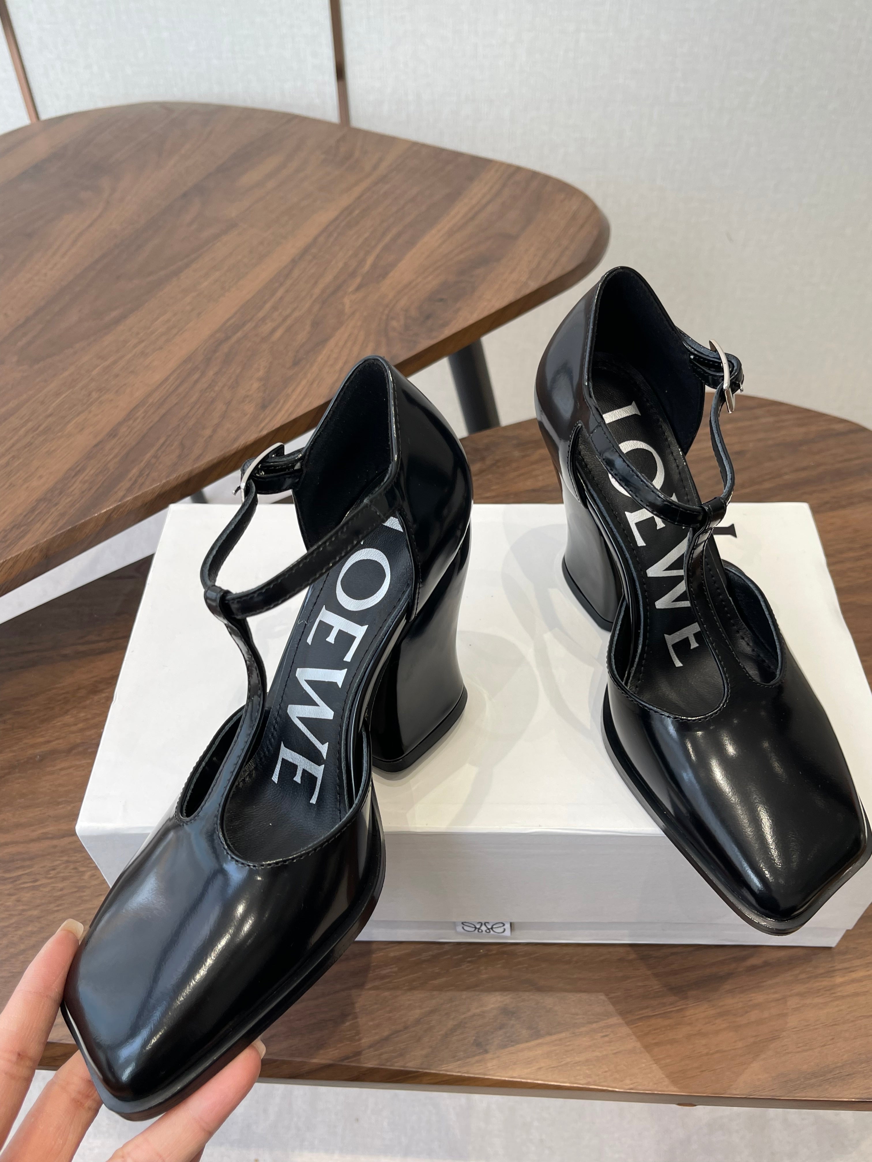 LOEWE 26S ONDA 90MM T-STRAP HIGH-HEEL SHOES IN BLACK GLOSSY CALFSKIN