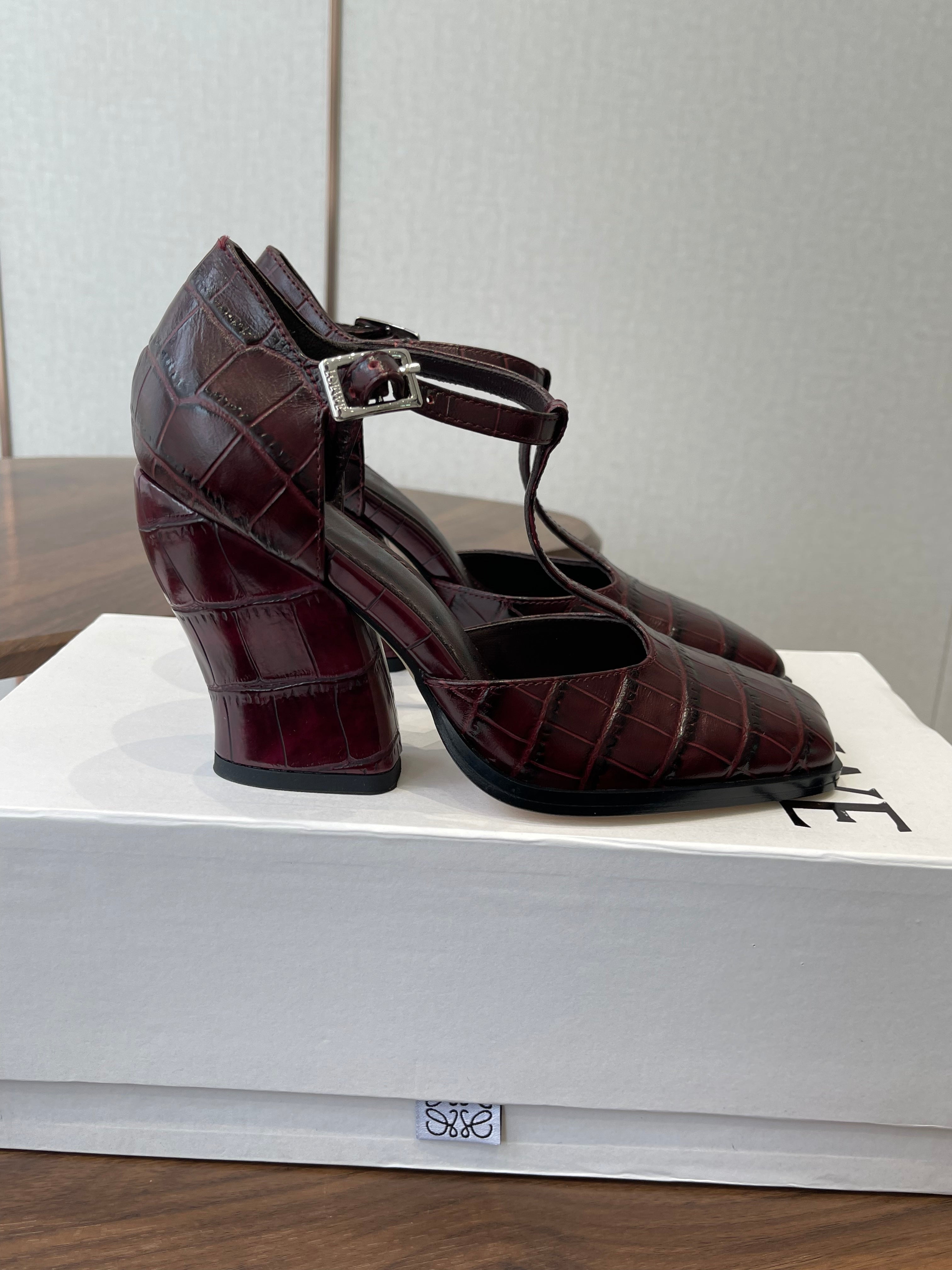 LOEWE 26S ONDA 90MM T-STRAP HIGH-HEEL SHOES IN WINE RED EMBOSSED CROCODILE CALFSKIN