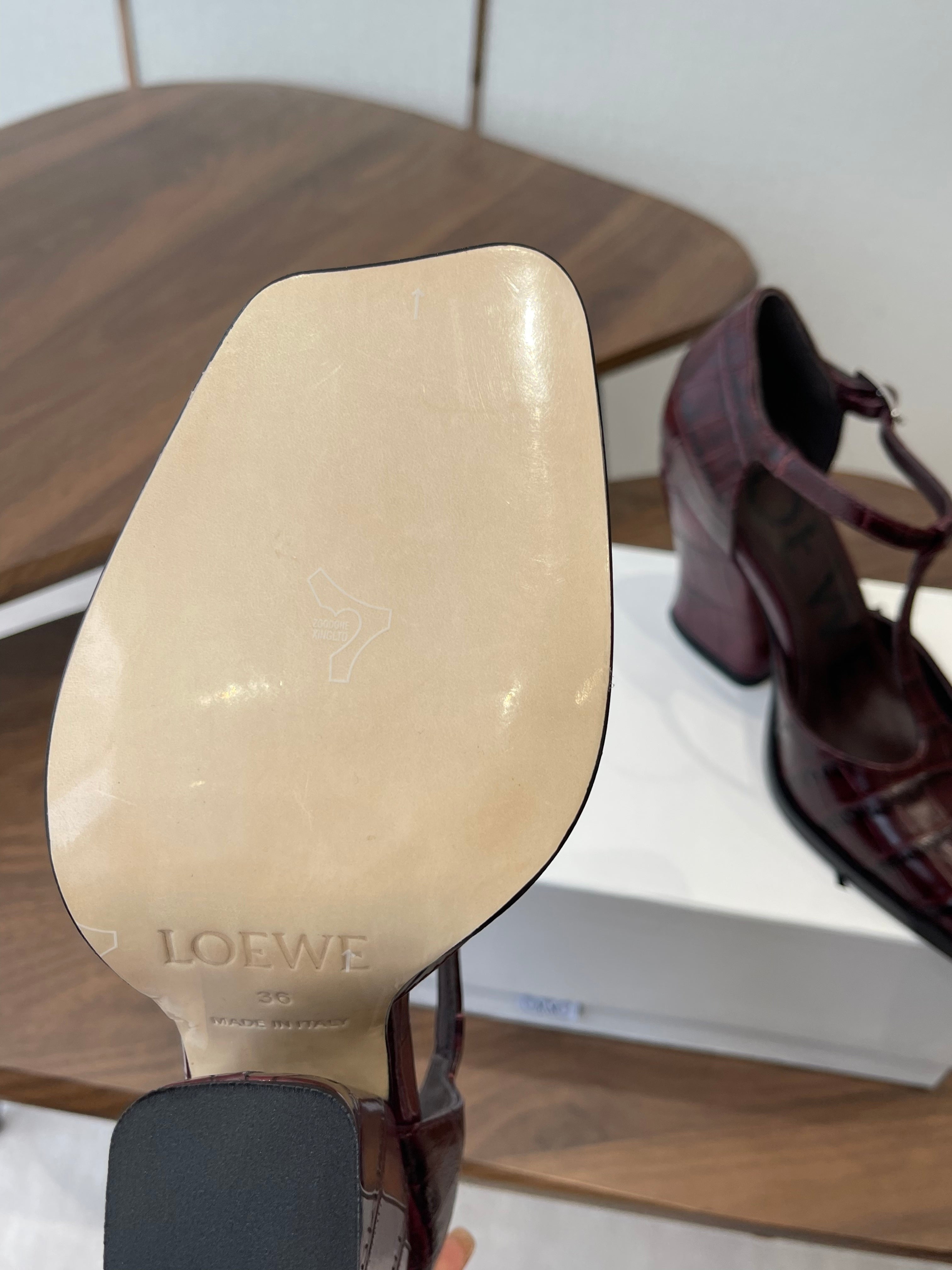 LOEWE 26S ONDA 90MM T-STRAP HIGH-HEEL SHOES IN WINE RED EMBOSSED CROCODILE CALFSKIN