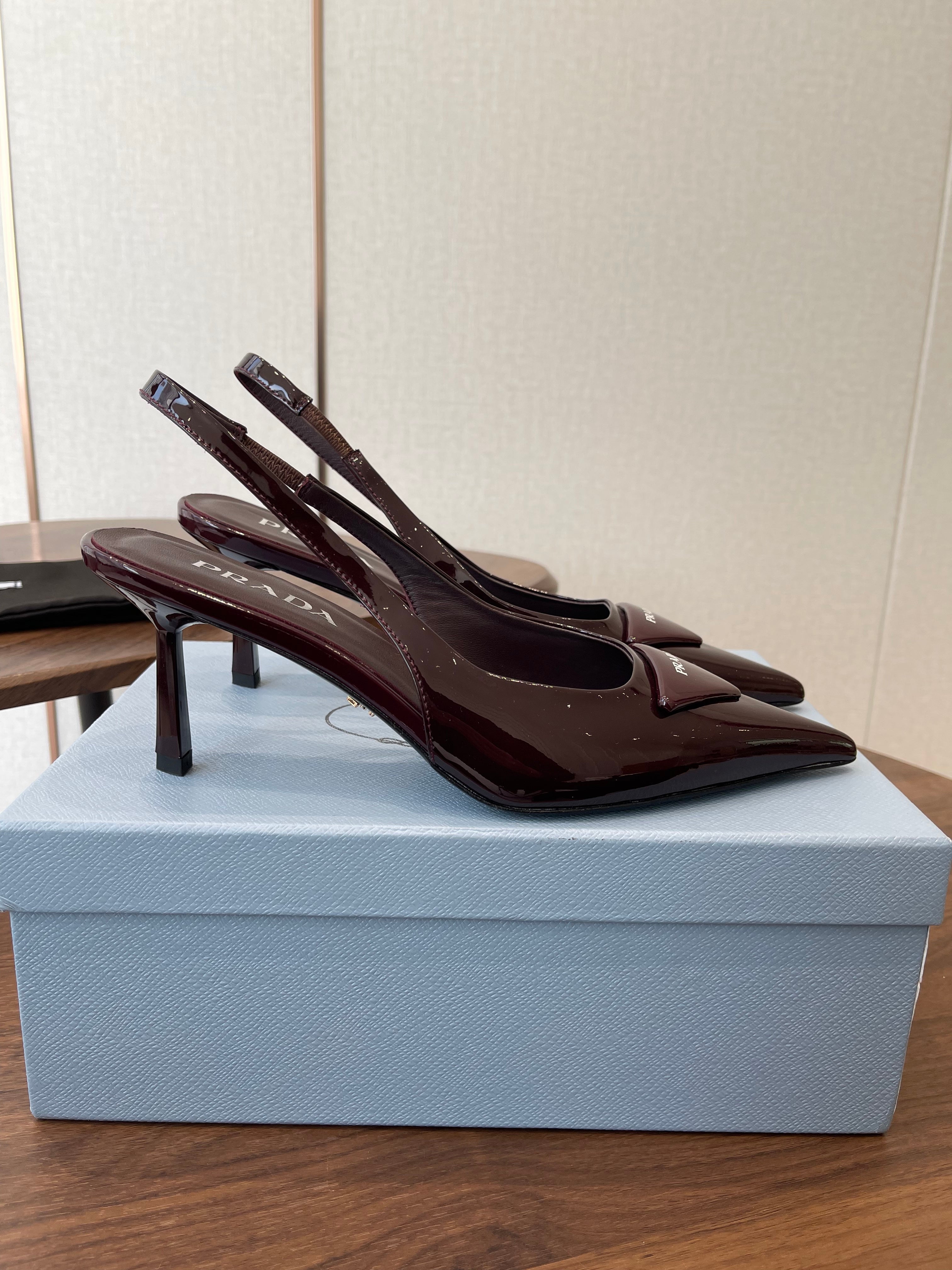 PRADA 26S SLINGBACK PUMPS 75MM IN BURNT BROWN PATENT CALFSKIN WITH LOGO