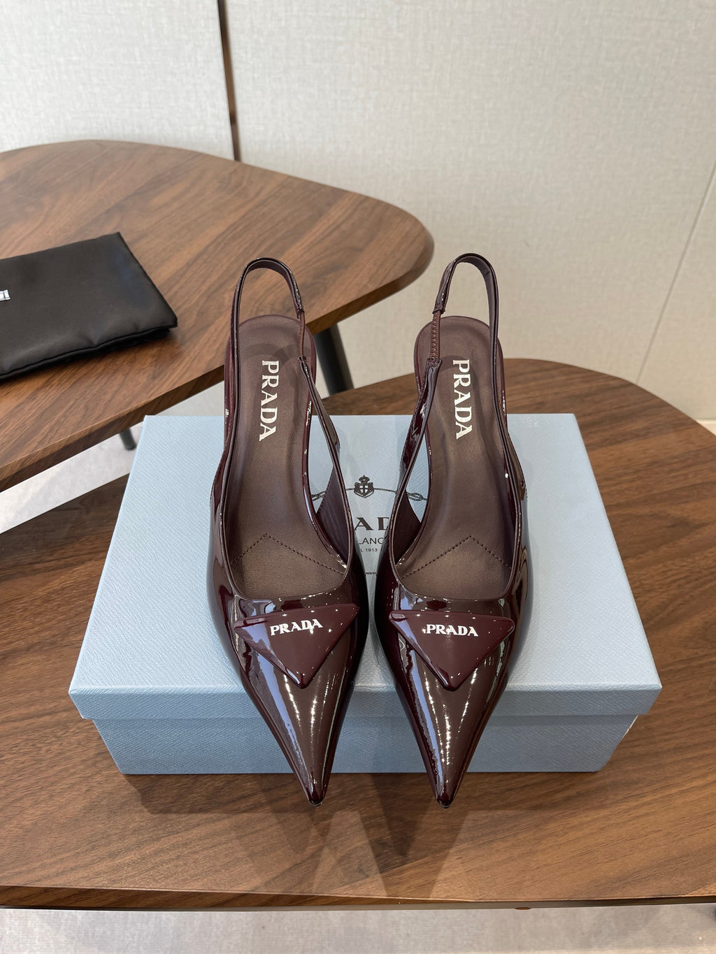 PRADA 26S SLINGBACK PUMPS 75MM IN BURNT BROWN PATENT CALFSKIN WITH LOGO
