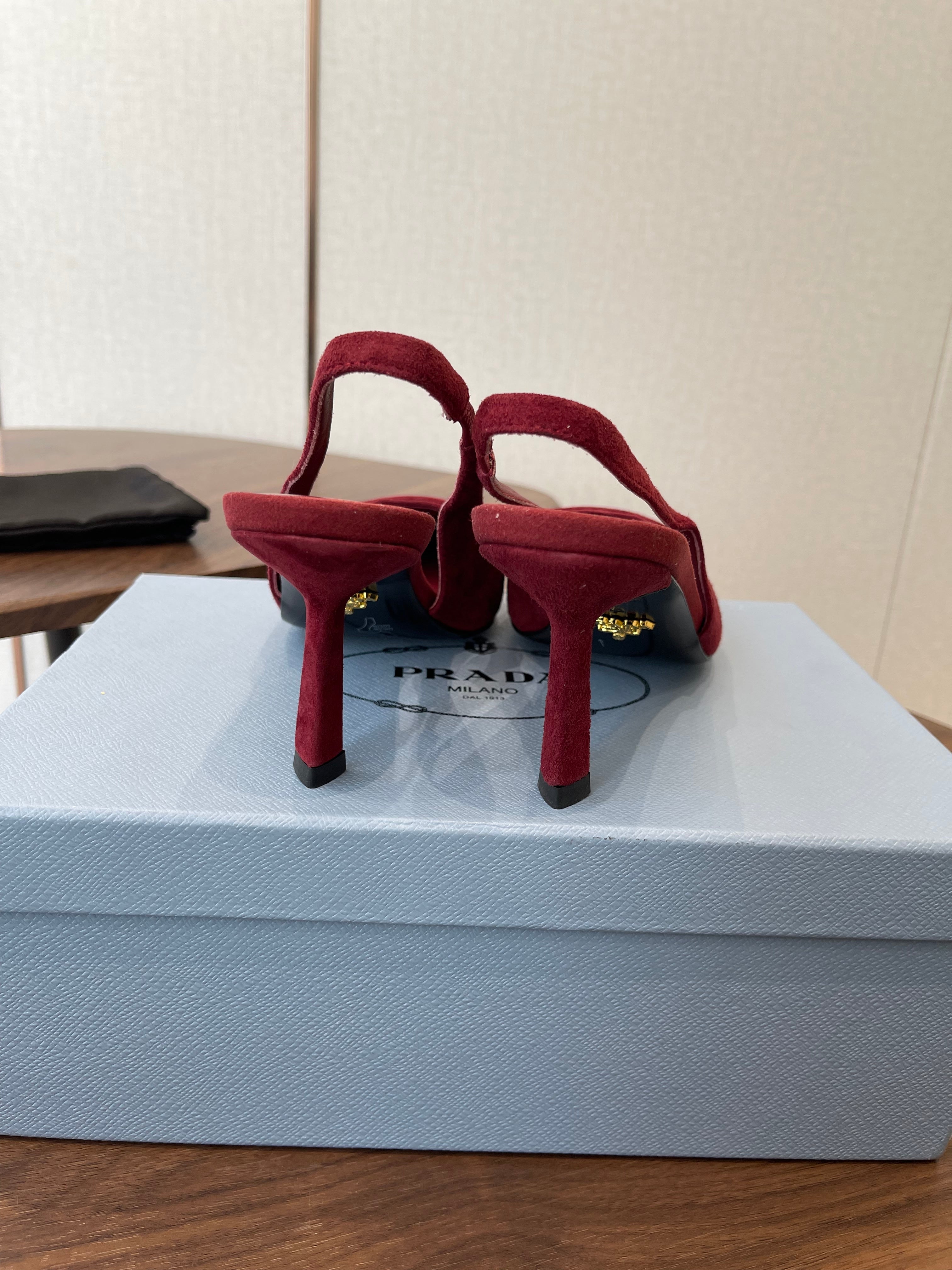 PRADA 26S SLINGBACK PUMPS 75MM IN BURGUNDY RED SUEDE WITH LOGO