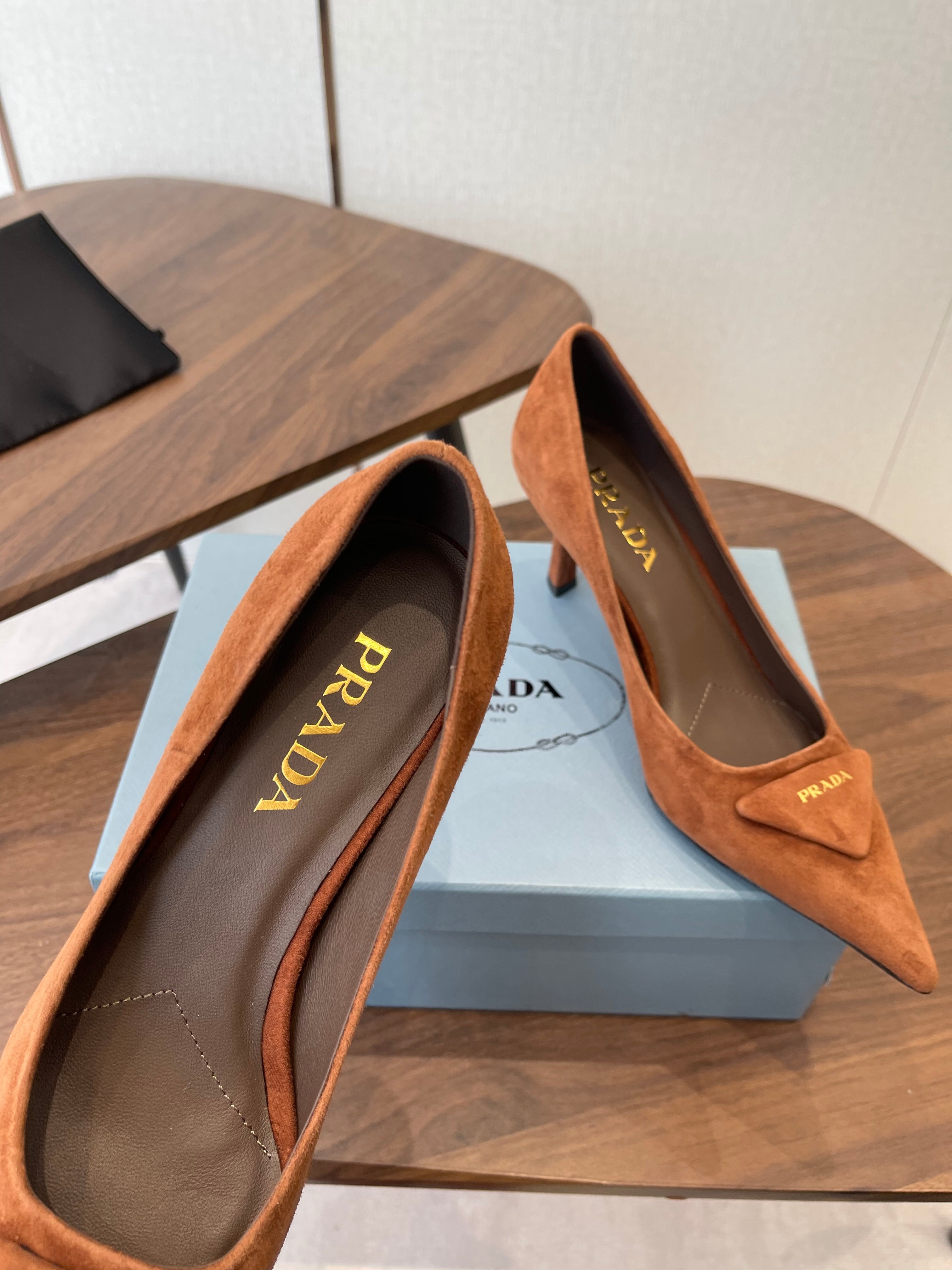 PRADA 26S POINTED TOE HIGH HEELS 75MM IN CARAMEL BROWN SUEDE WITH LOGO