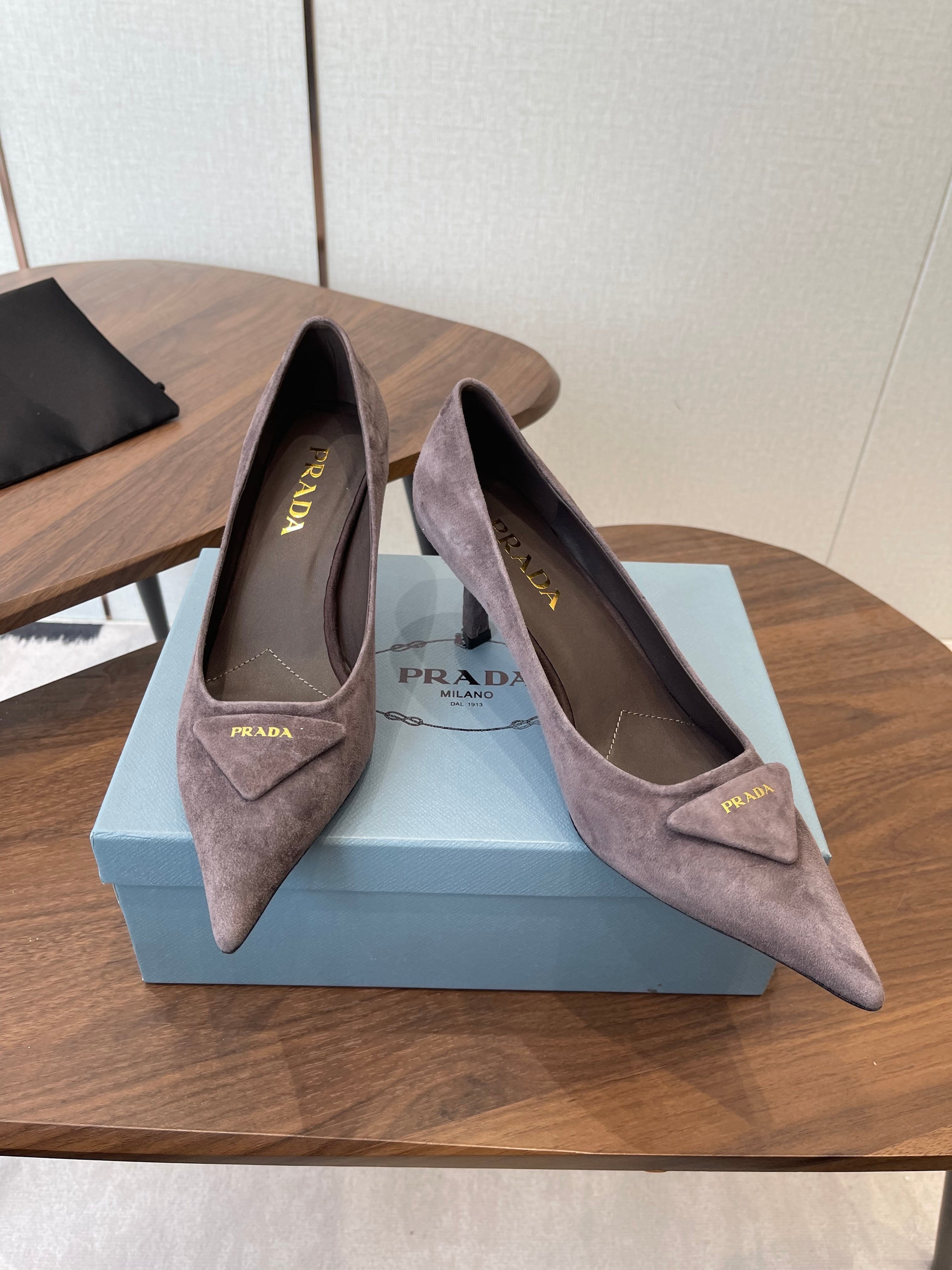 PRADA 26S POINTED TOE HIGH HEELS 75MM IN TAUPE BROWN SUEDE WITH LOGO
