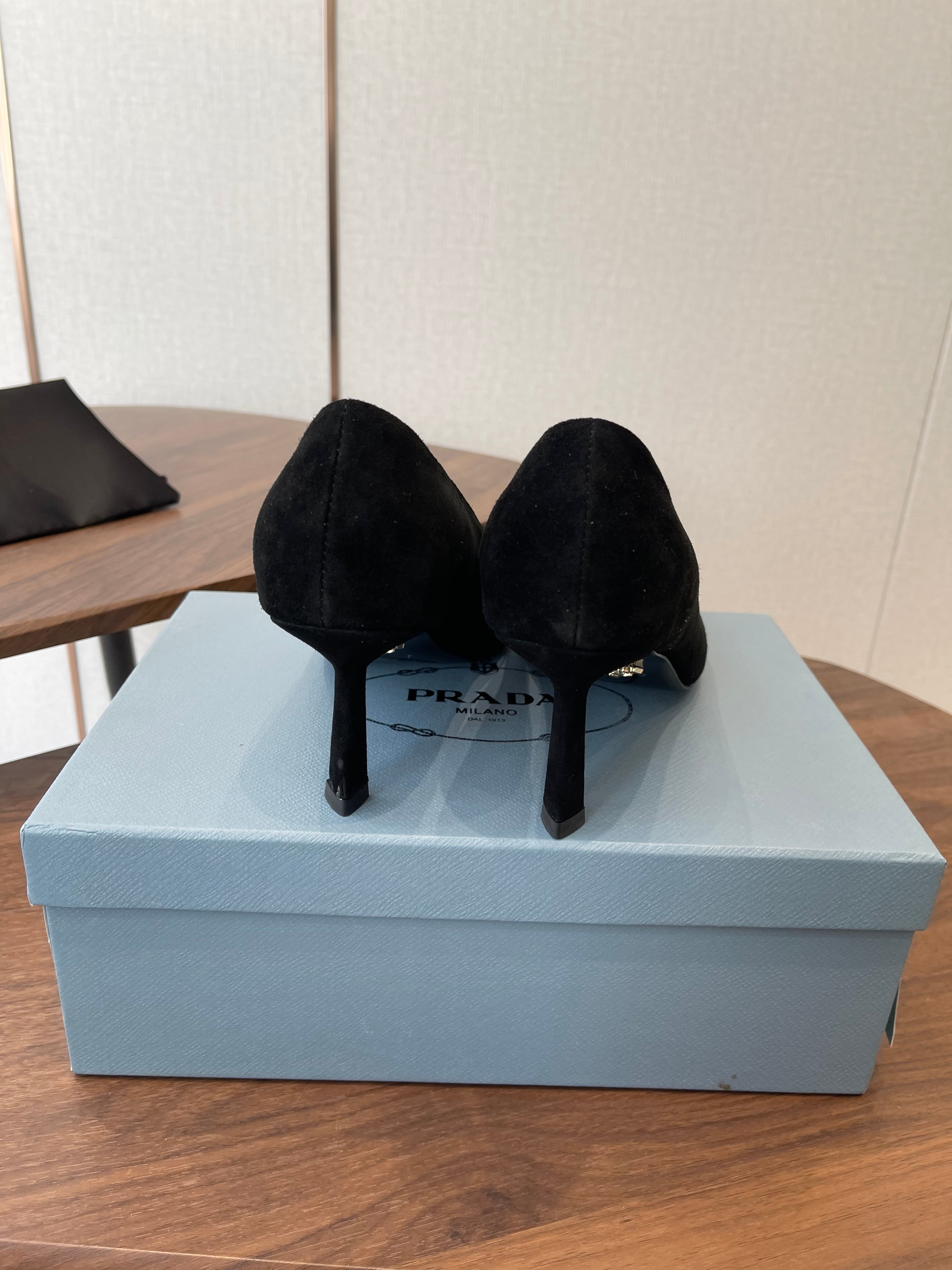 PRADA 26S POINTED TOE HIGH HEELS 75MM IN BLACK SUEDE WITH LOGO