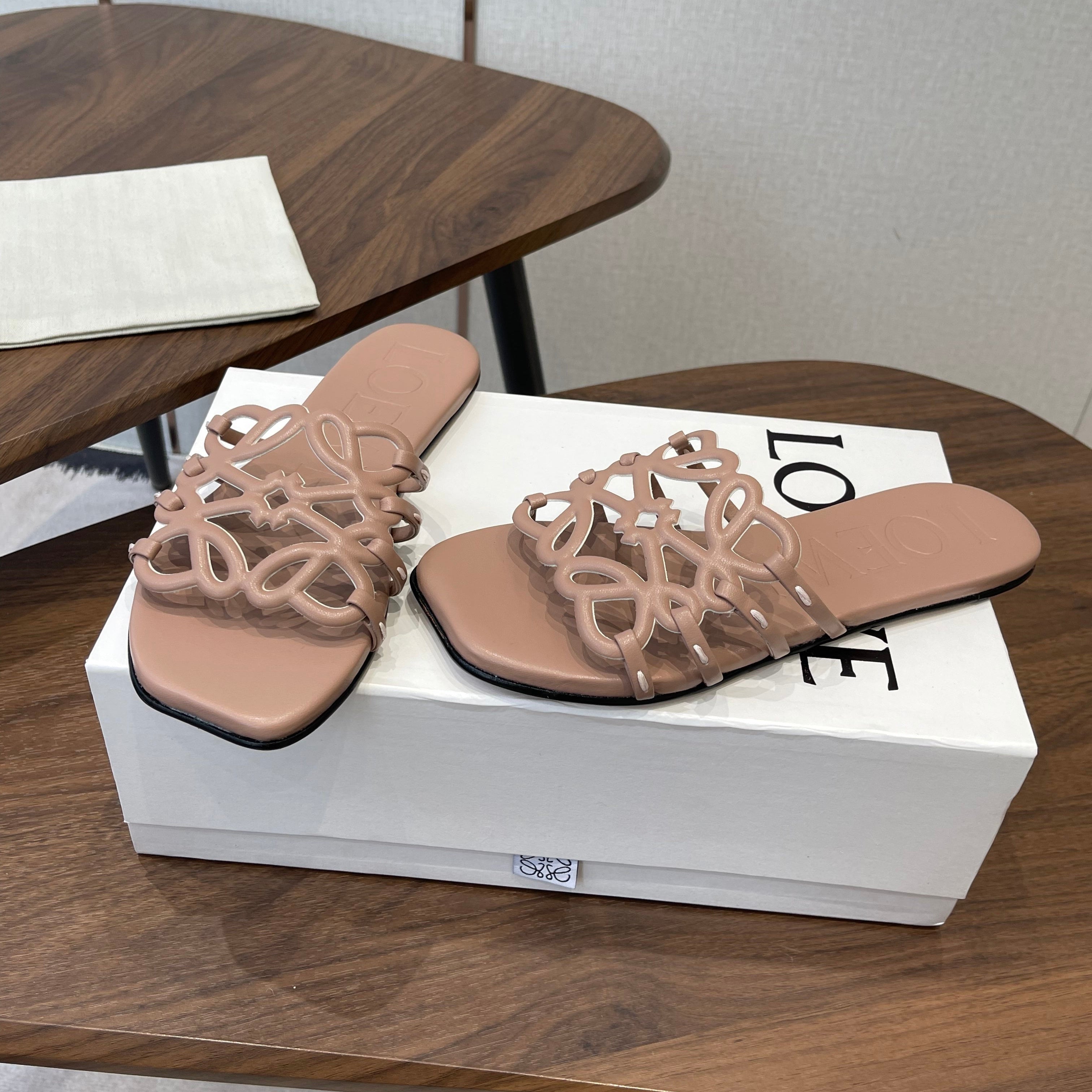 LOEWE 26S PETAL ANAGRAM SLIDE IN TAUPE BROWN CALFSKIN