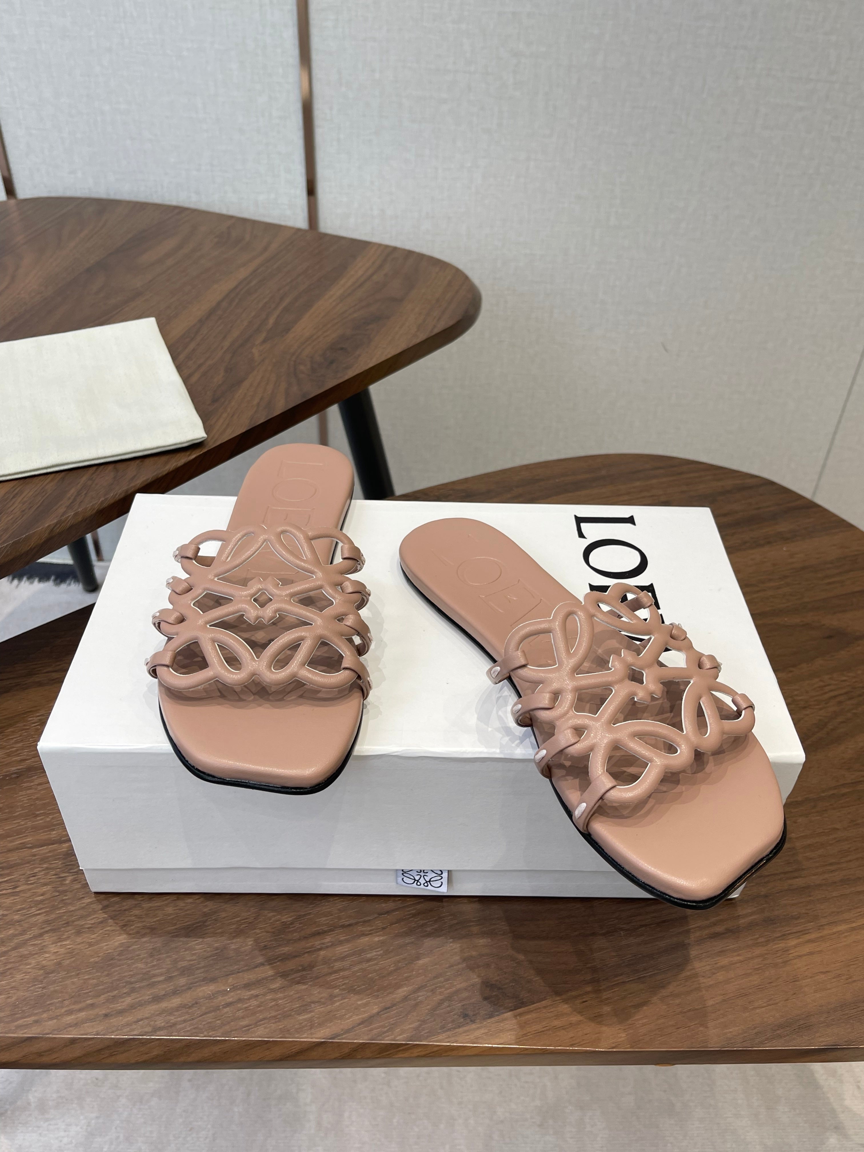 LOEWE 26S PETAL ANAGRAM SLIDE IN TAUPE BROWN CALFSKIN