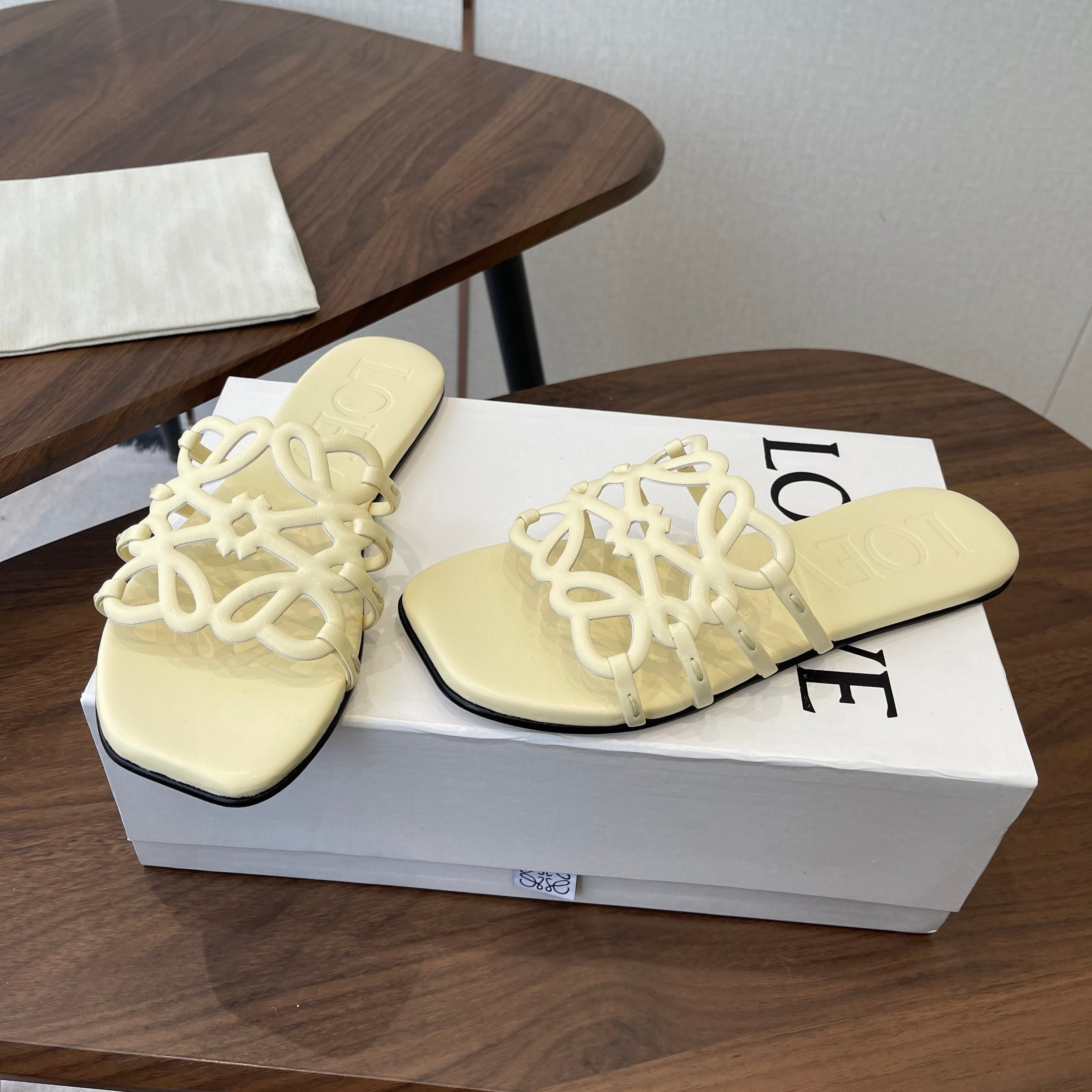 LOEWE 26S FLAT SANDALS IN LIGHT YELLOW CALFSKIN