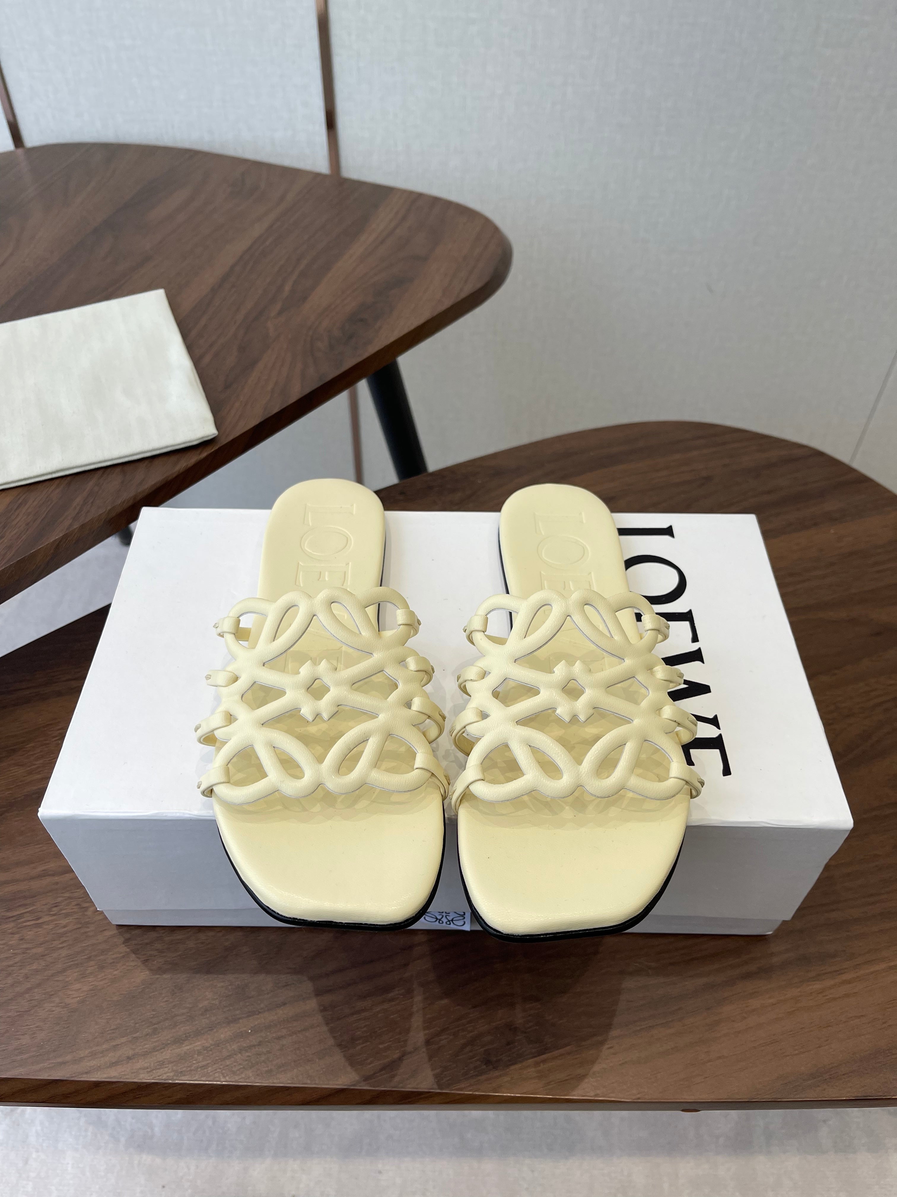 LOEWE 26S FLAT SANDALS IN LIGHT YELLOW CALFSKIN