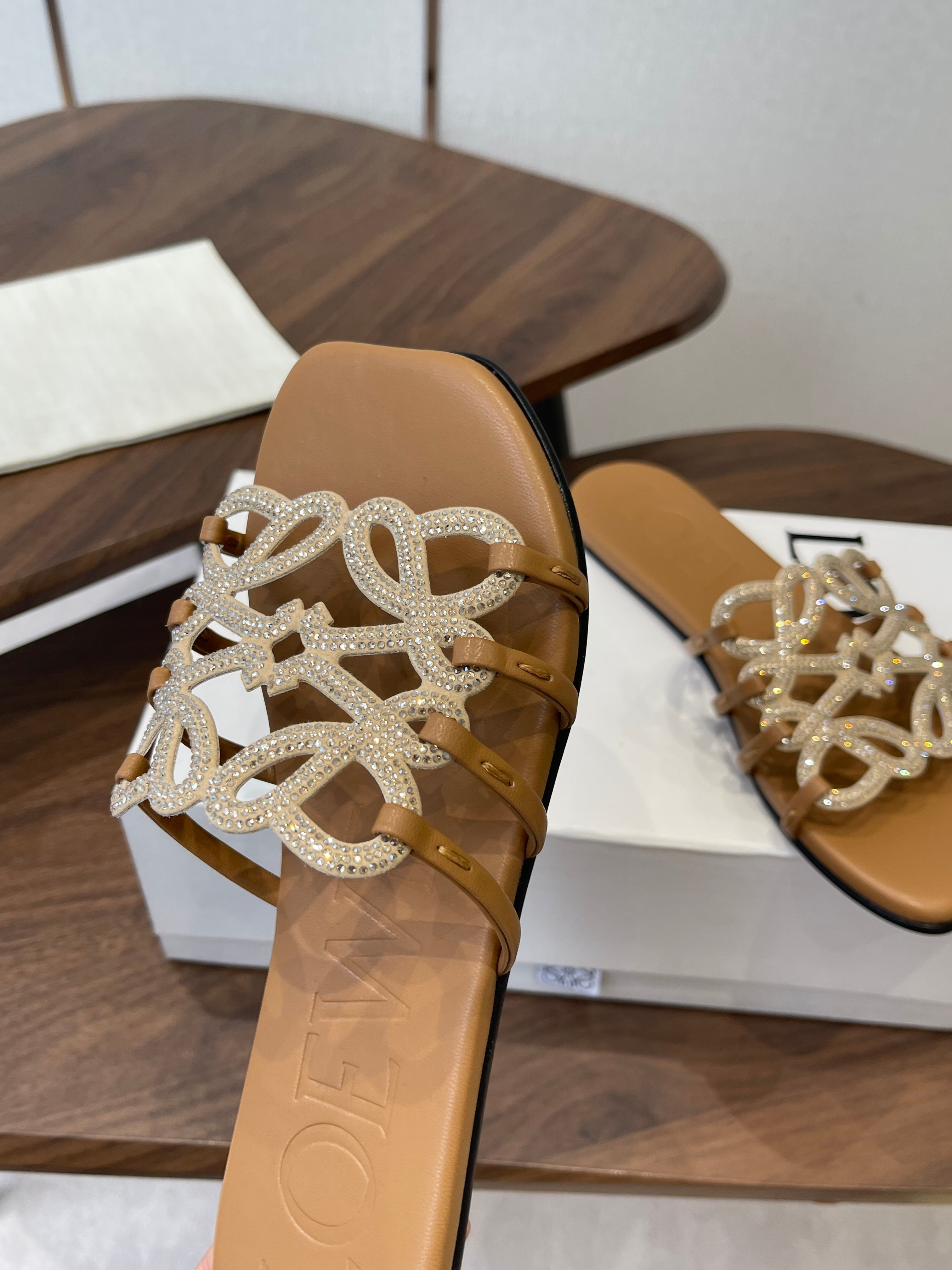 LOEWE 26S FLAT SANDALS IN CAMEL BROWN CALFSKIN WITH CRYSTALS